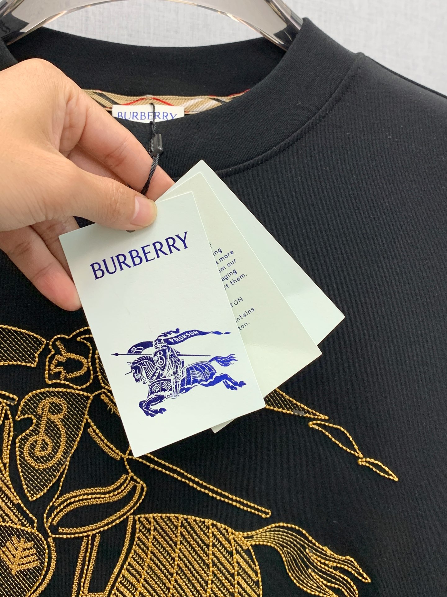 P巴宝莉25ss秋季【新品】新款贸易订单圆领长袖打底衫！长袖T恤网红款！上身舒适透气，不僵硬，整体有着丰