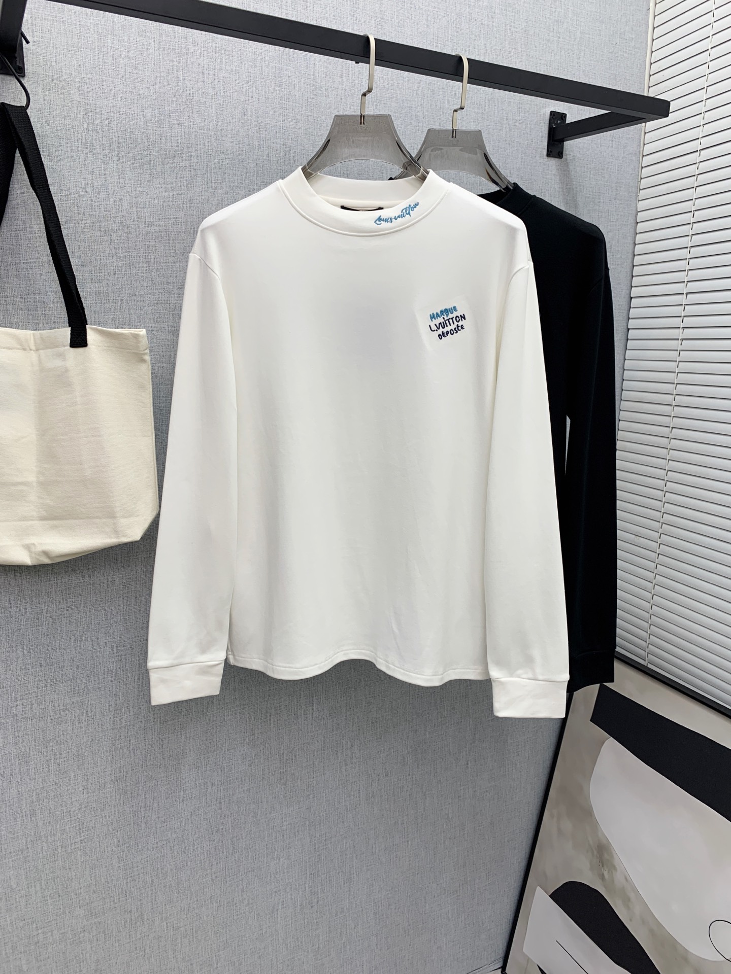 PLV 25ss秋季【新品】新款贸易订单圆领长袖打底衫！长袖T恤网红款！上身舒适透气，不僵硬，整体有着丰