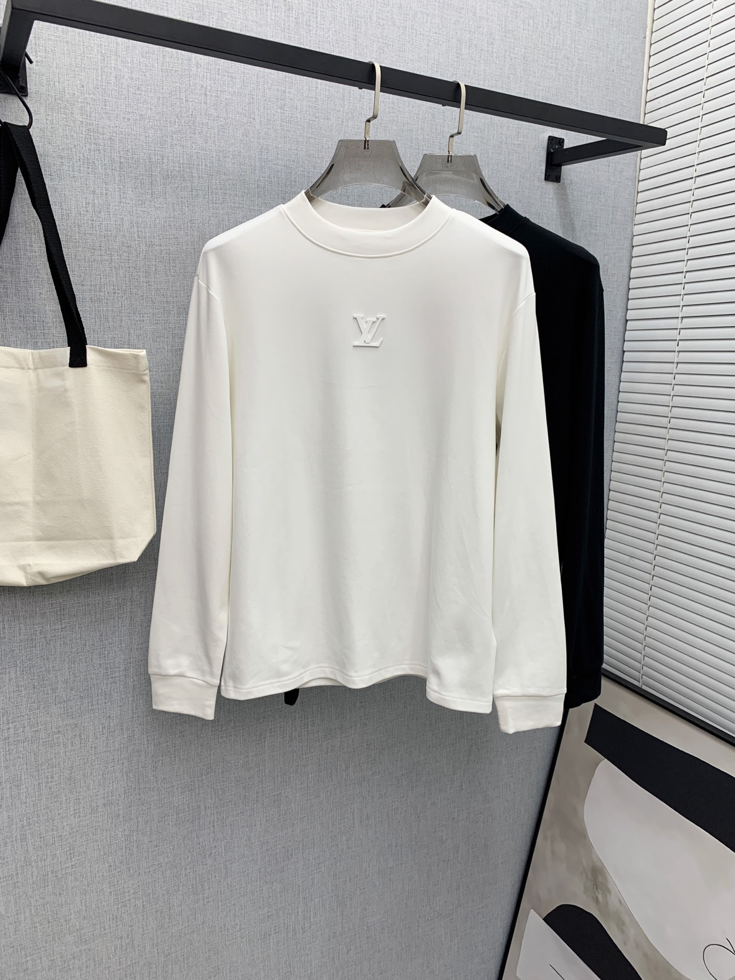 NO:662592,LV25ss autumn [new product] new trade order round neck long-sleeved bottoming shirt!  Long-sleeved T-shirt internet celebrity style!  The upper body is comfortable and breathable, not stiff, and the whole body has a rich three-dimensional sense. It is a high-quality export order that meets the simple needs of commuters. The upper body effect is very good, slimming, and not picky about the figure. The fabric workmanship... is impeccable. Only good craftsmanship and good fabrics can make you wear a good taste. A must-have item. Size S-2XL, Louis Vuitton, Tees, T-shirt, Alexander Wang19860909LV25ss秋季【新品】新款贸易订单圆领长袖打底衫！长袖T恤网红款！上身舒适透气,不僵硬,整体有着丰富的立体感,品质出口订单,满足通勤人们对于着装的简约需求,上身效果很好,显瘦,不挑剔身材.面料做工....无可挑剔,好工艺好面料才能穿出好品味一款,人手必备单品 码数S-2XL,,louis vuitton,tees，t-shirt, ,Men's clothing