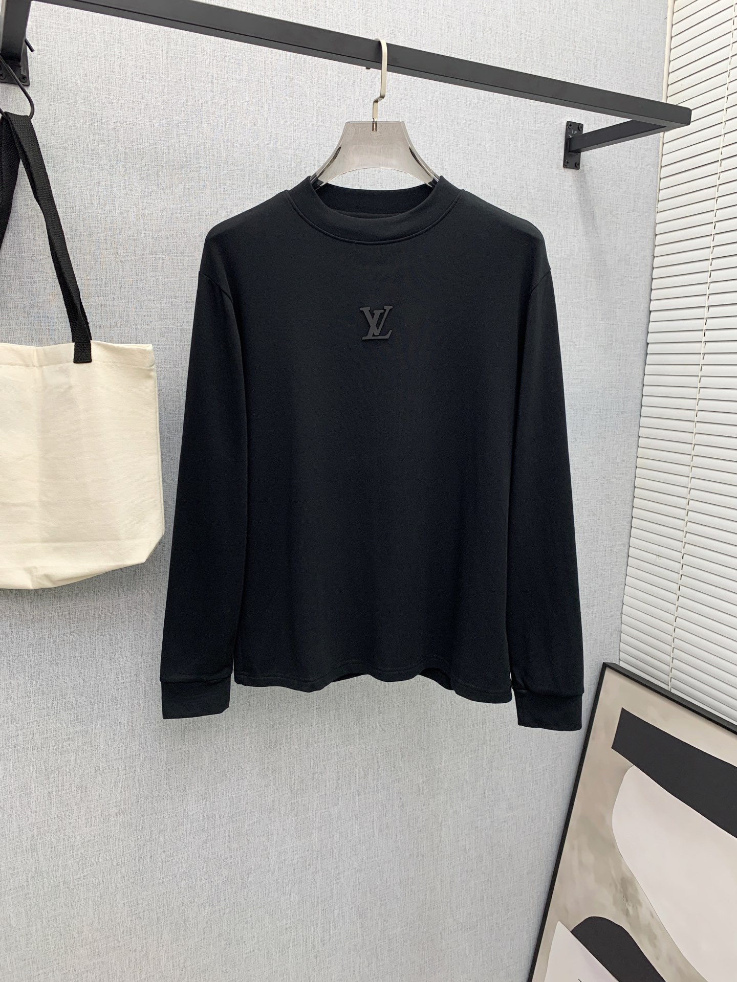 NO:662588,LV 25ss autumn [new product] new trade order round neck long-sleeved bottoming shirt!  Long-sleeved T-shirt internet celebrity style!  The upper body is comfortable and breathable, not stiff, and the whole body has a rich three-dimensional sense. It is a high-quality export order that meets the simple needs of commuters. The upper body effect is very good, slimming, and not picky about the figure. The fabric workmanship... is impeccable. Only good craftsmanship and good fabrics can make you wear a good taste. A must-have item. Size S-2XL, Louis Vuitton, Tees, T-shirt, Alexander Wang19860909LV 25ss秋季【新品】新款贸易订单圆领长袖打底衫！长袖T恤网红款！上身舒适透气,不僵硬,整体有着丰富的立体感,品质出口订单,满足通勤人们对于着装的简约需求,上身效果很好,显瘦,不挑剔身材.面料做工....无可挑剔,好工艺好面料才能穿出好品味一款,人手必备单品 码数S-2XL,,louis vuitton,tees，t-shirt, ,Men's clothing