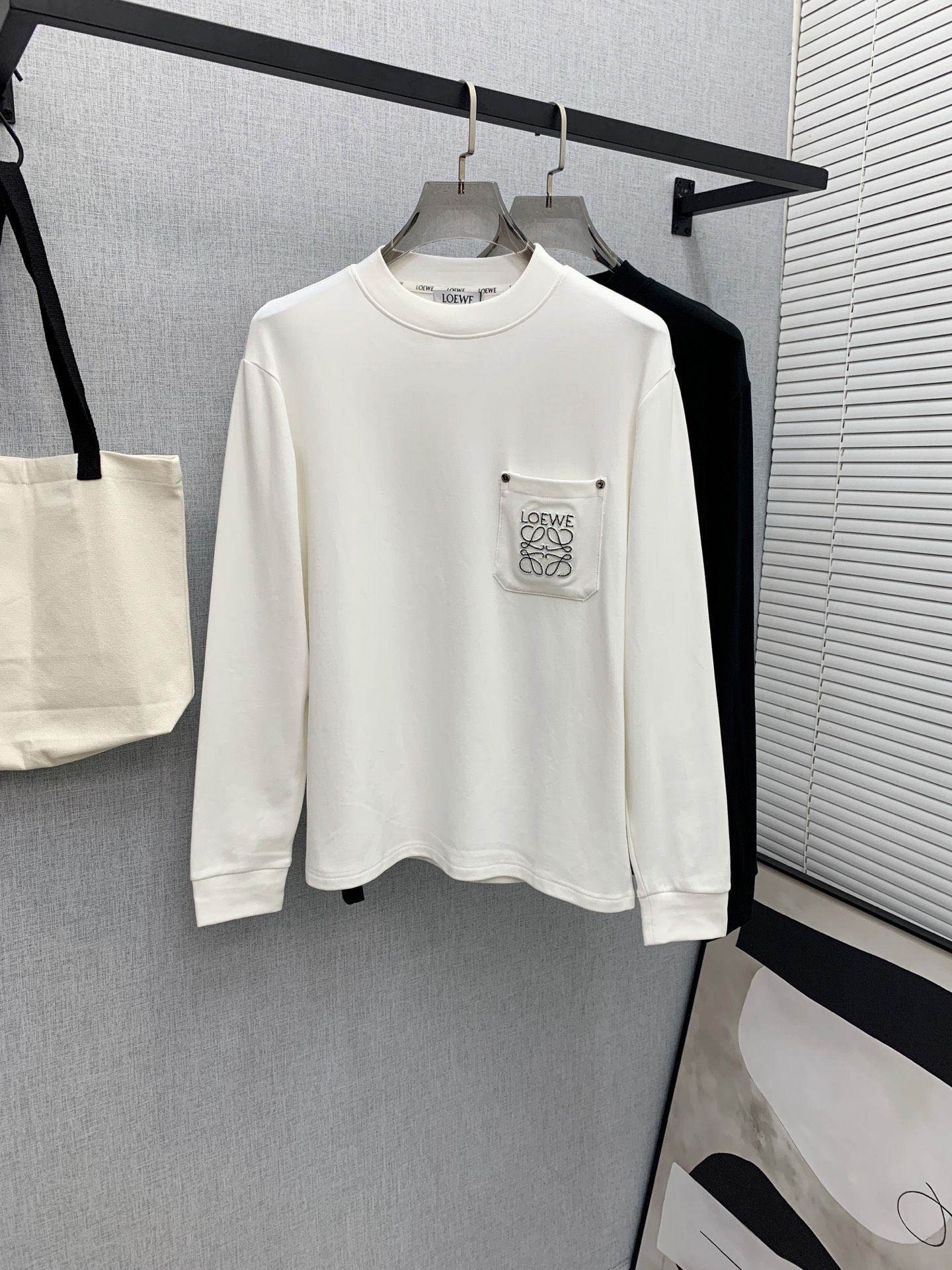 NO:662598,Loewe 25ss autumn [new product] new trade order round neck long-sleeved bottoming shirt!  Long-sleeved T-shirt internet celebrity style!  The upper body is comfortable and breathable, not stiff, and the whole body has a rich three-dimensional sense. It is a high-quality export order that meets the simple needs of commuters. The upper body effect is very good, slimming, and not picky about the figure. The fabric workmanship... is impeccable. Only good craftsmanship and good fabrics can make you wear a good taste. A must-have item. Size S-2XL, loewe, tees, t-shirt,  19860909罗意威25ss秋季【新品】新款贸易订单圆领长袖打底衫！长袖T恤网红款！上身舒适透气,不僵硬,整体有着丰富的立体感,品质出口订单,满足通勤人们对于着装的简约需求,上身效果很好,显瘦,不挑剔身材.面料做工....无可挑剔,好工艺好面料才能穿出好品味一款,人手必备单品 码数S-2XL,,loewe,tees，t-shirt, ,Men's clothing