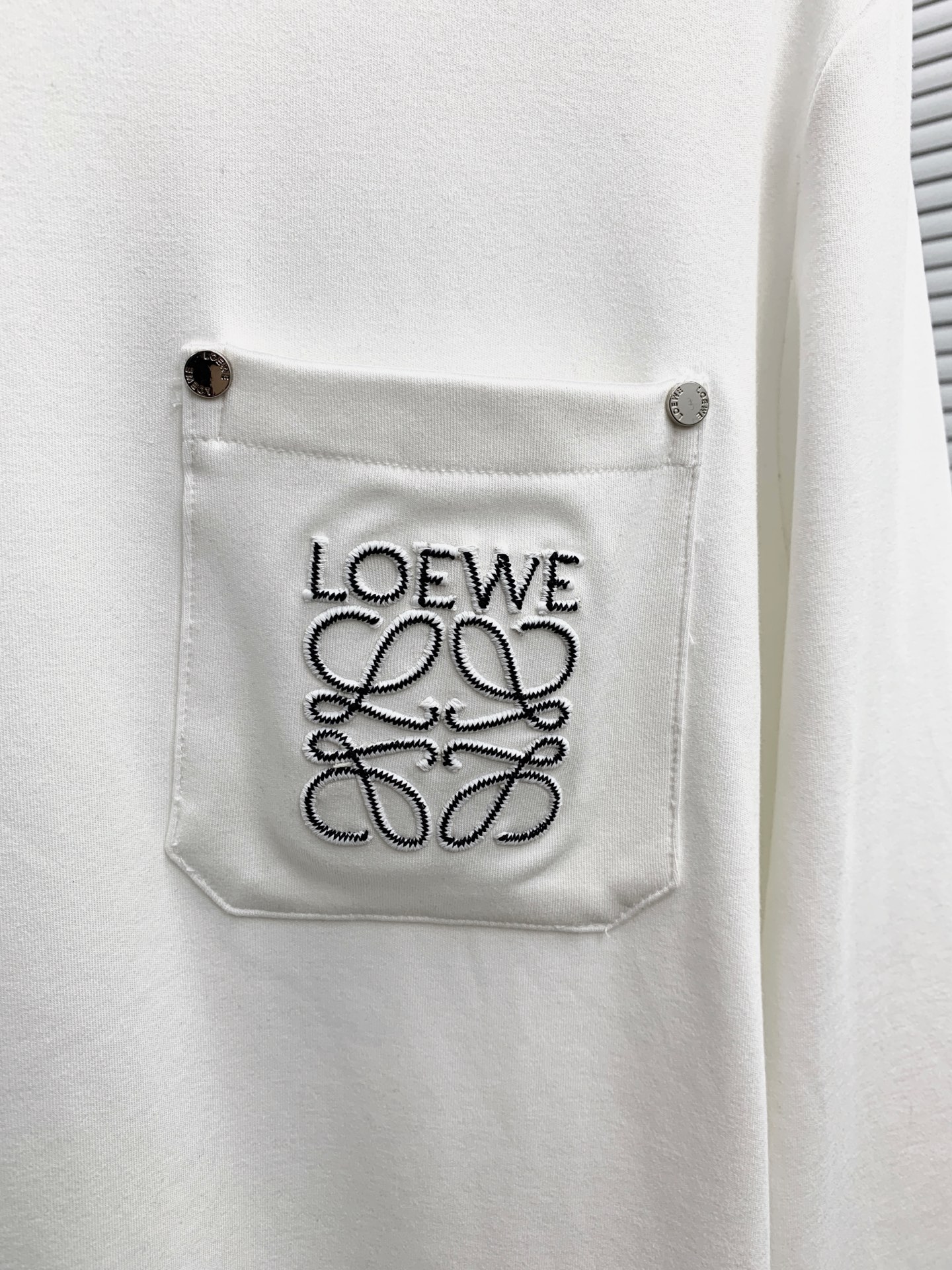 P罗意威25ss秋季【新品】新款贸易订单圆领长袖打底衫！长袖T恤网红款！上身舒适透气，不僵硬，整体有着丰