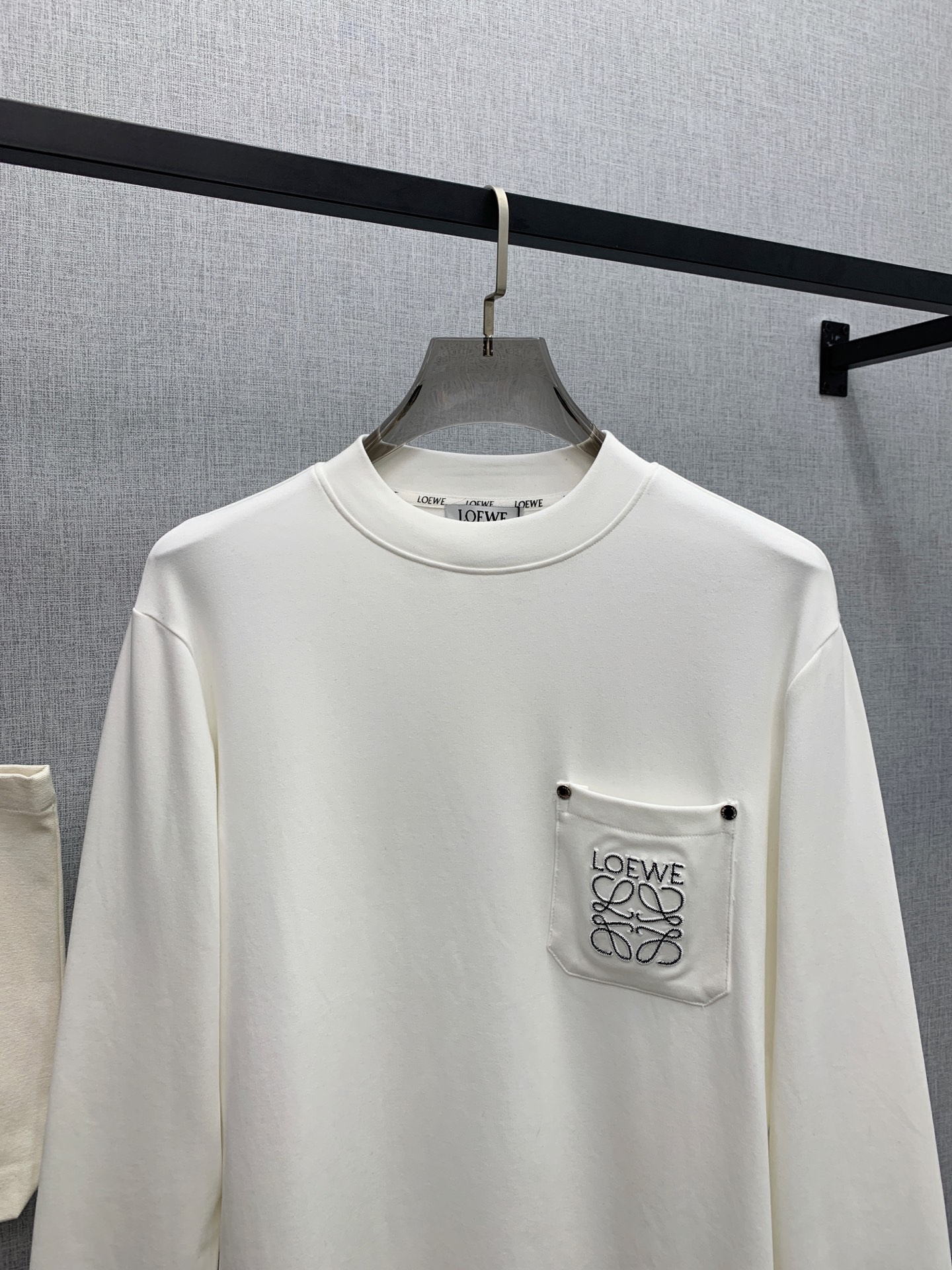 P罗意威25ss秋季【新品】新款贸易订单圆领长袖打底衫！长袖T恤网红款！上身舒适透气，不僵硬，整体有着丰