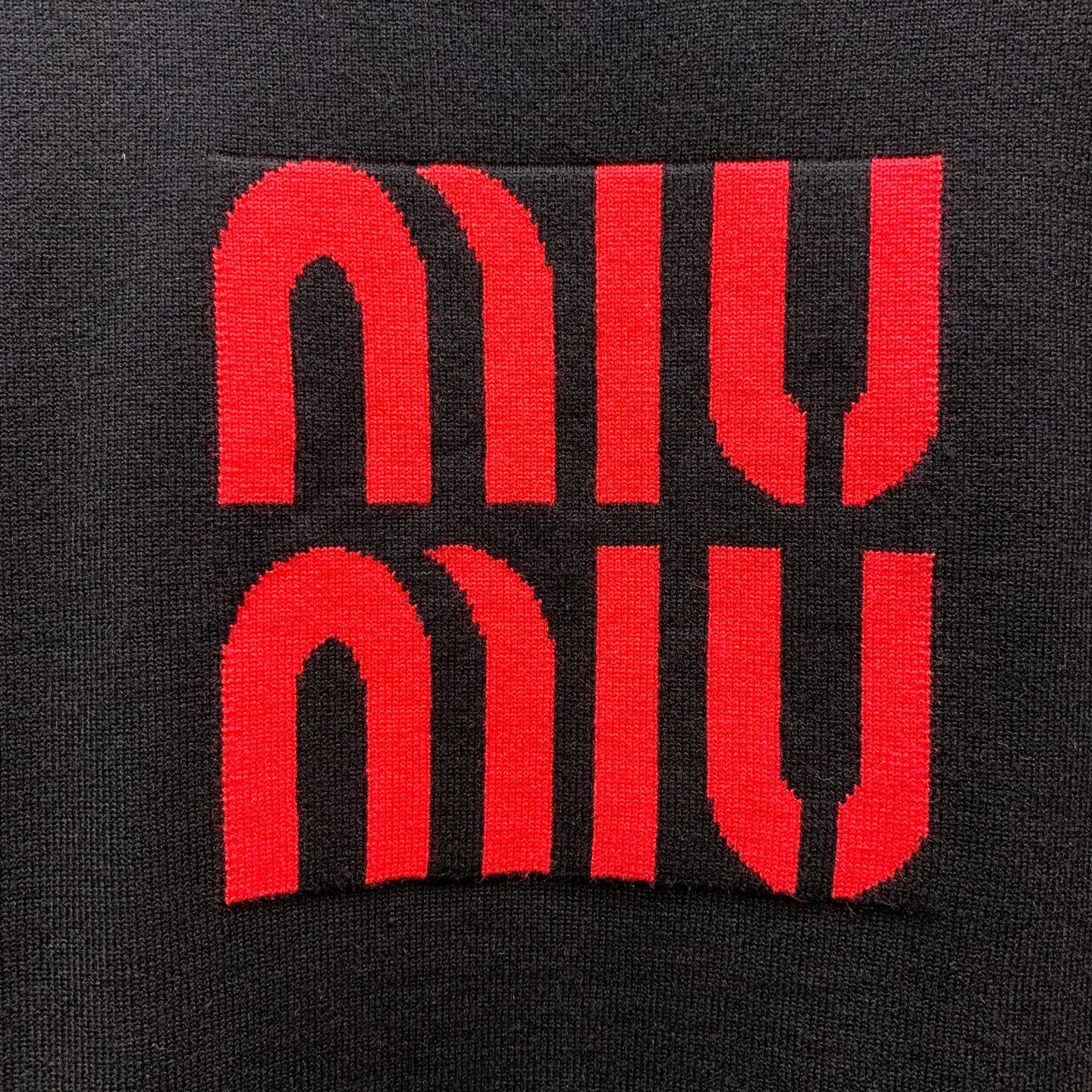 Pmiumiu25ss秋冬【新品】毛衣专供狠货，进口原版科技羊毛精纺！精细针织一体，色彩混织纯手工技艺呈