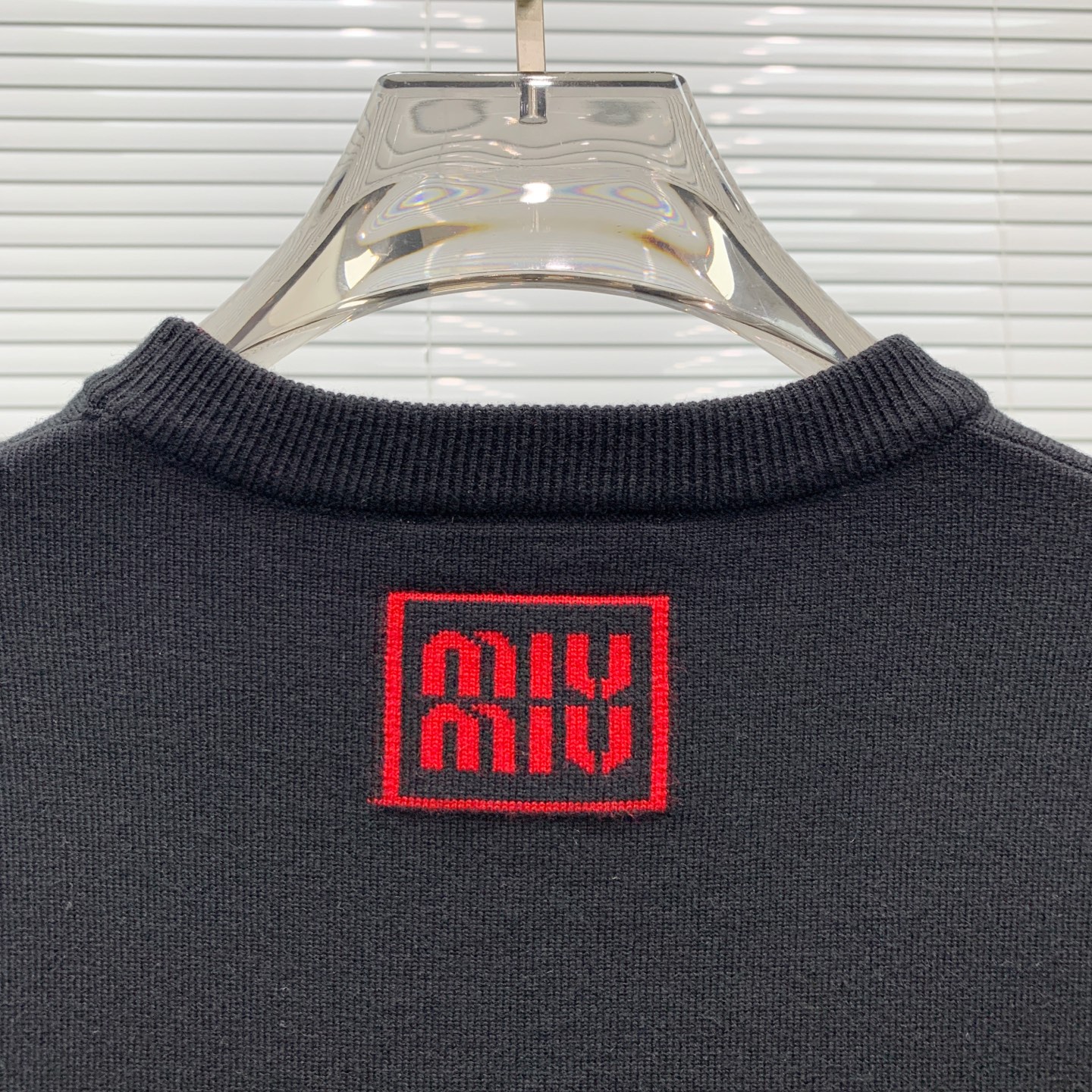 Pmiumiu25ss秋冬【新品】毛衣专供狠货，进口原版科技羊毛精纺！精细针织一体，色彩混织纯手工技艺呈