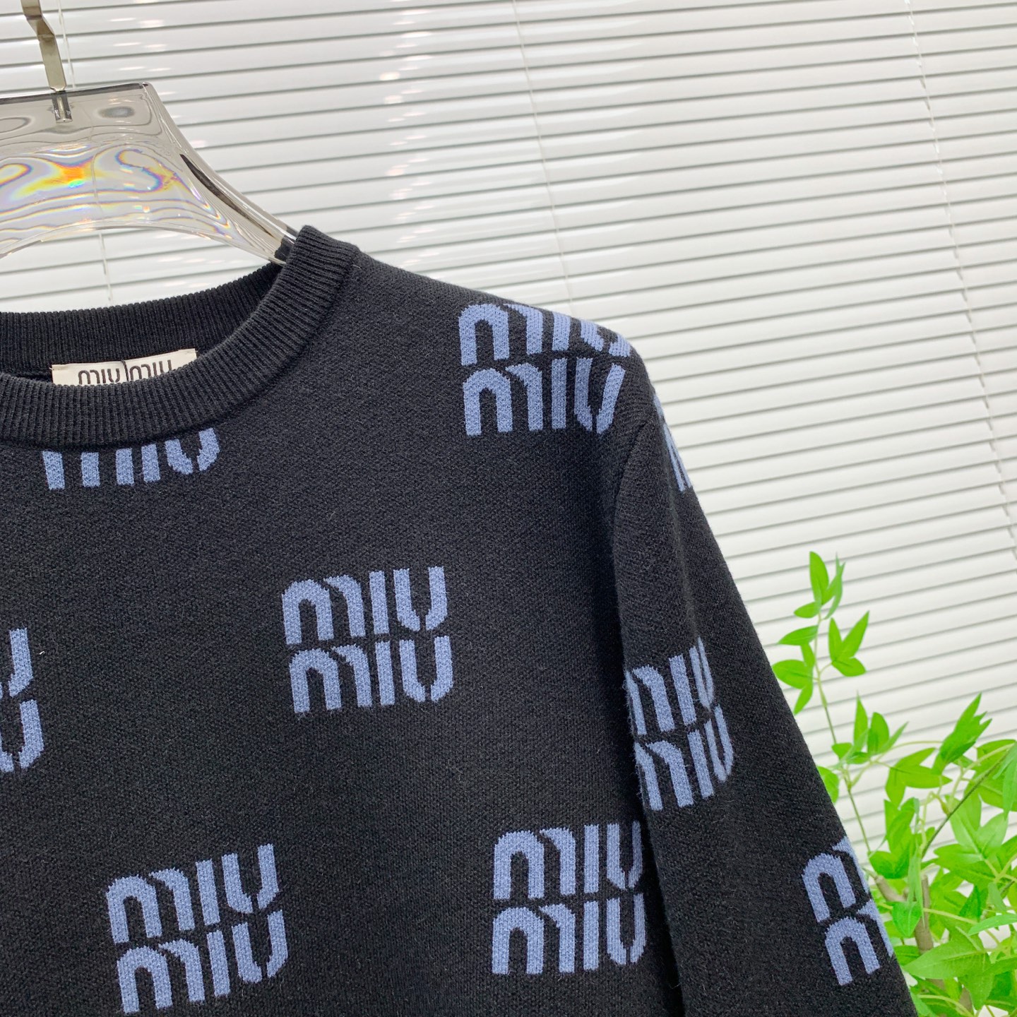 Pmiumiu25ss秋冬【新品】毛衣专供狠货，进口原版科技羊毛精纺！精细针织一体，色彩混织纯手工技艺呈