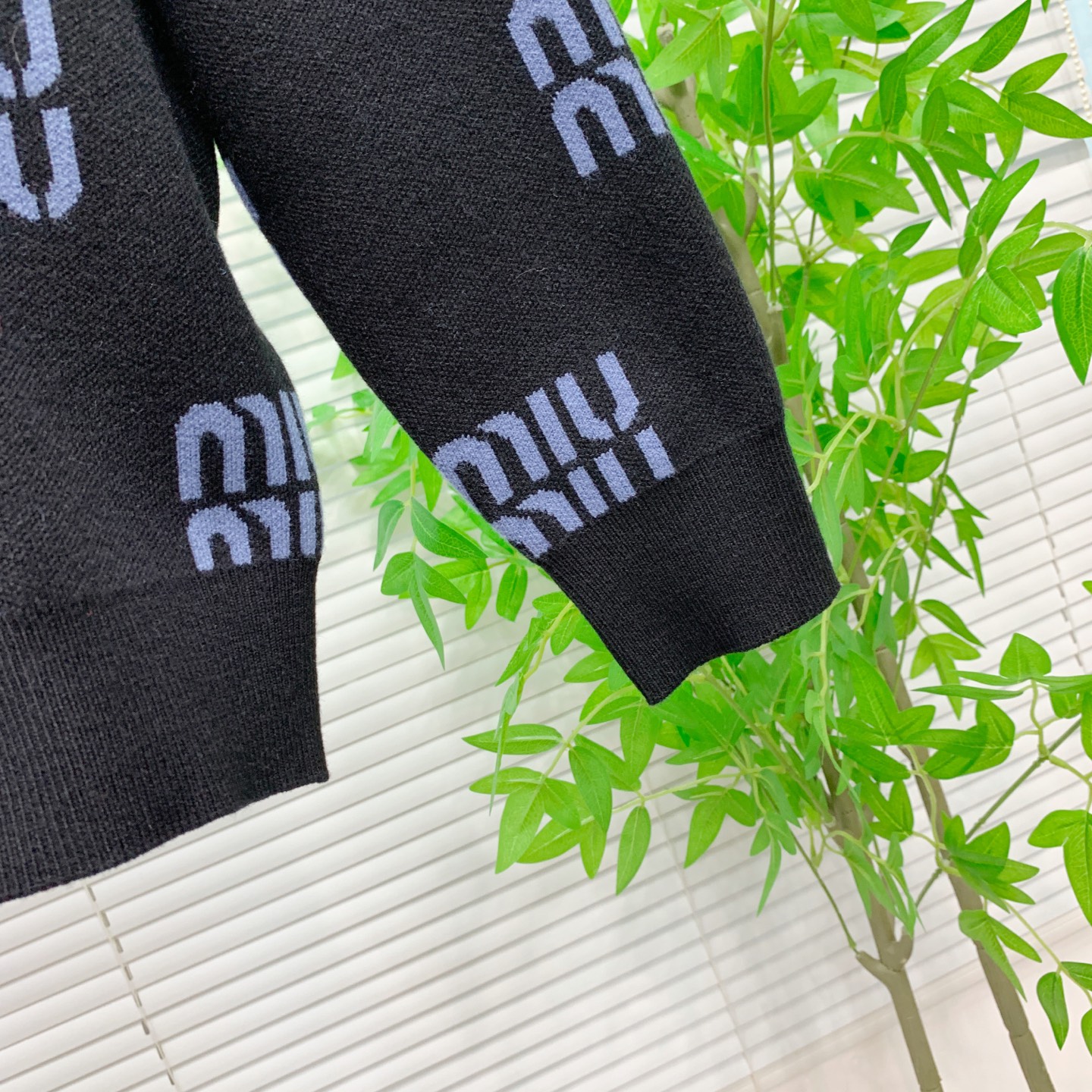 Pmiumiu25ss秋冬【新品】毛衣专供狠货，进口原版科技羊毛精纺！精细针织一体，色彩混织纯手工技艺呈