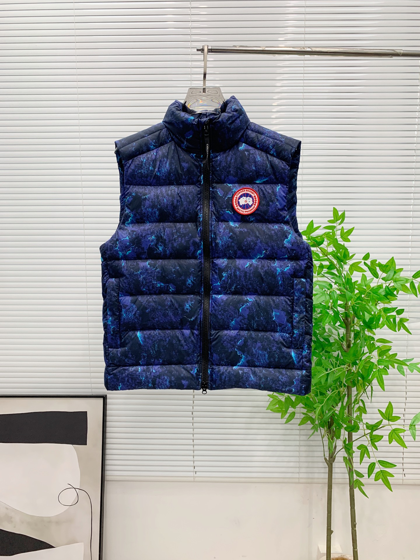NO:653488,Canada Goose's new autumn and winter down vest is paired with sweaters and sweatshirts to keep you warm without any sense of restraint. It is made of national standard 95 white duck down, which is light and elegant and gives you all-round warmth!  The appearance of the upper body is more classy and stylish, allowing warmth and grace to go hand in hand. The multiple car lines on the center line are strictly symmetrical, keeping warm and waiting. The logo on the chest is embellished with the entire vest!  The unique flavor penetrates deep into the bone marrow. It reduces age and keeps you warm. It feels simple and elegant. Same style for men and women. Size XS-2XL, hoodie, sweatshirts, sweaters, down jacket, alexander wang19860909加拿大鹅 Canada Goose 秋冬新款羽绒马甲 搭配毛衣 卫衣 保暖同时毫无束缚感 采用国标95白鸭绒 轻薄飘逸 给你全方位的温暖！ 上身颜值更有水准的洋气 让温暖和风度同行 中心线多重车线呈严整对称 谨守温馨守候 胸前logo点缀着整件马甲！ 独特之味道深入骨髓.减龄又十足保暖 既视感简单大气 男女同款 码数XS-2XL,,hoodie,sweatshirts,sweaters,down jacket,alexander wang,Men's clothing
