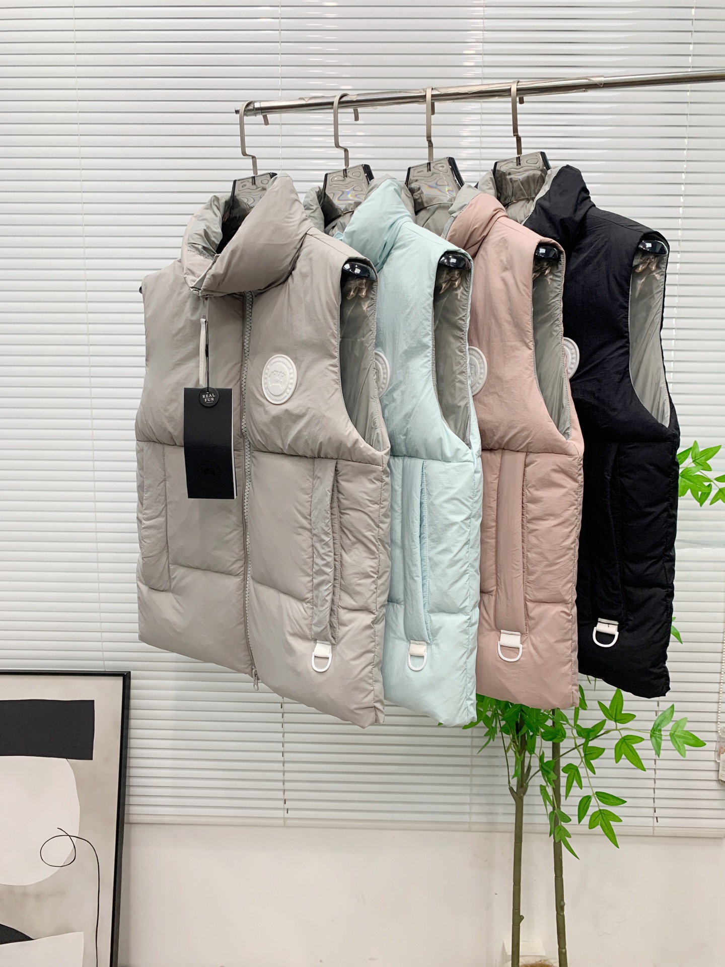 NO:653473,Canada Goose's new autumn and winter down vest is paired with sweaters and sweatshirts to keep you warm without any sense of restraint. It is made of national standard 95 white duck down, which is light and elegant and gives you all-round warmth!  The appearance of the upper body is more classy and stylish, allowing warmth and grace to go hand in hand. The multiple car lines on the center line are strictly symmetrical, keeping warm and waiting. The logo on the chest is embellished with the entire vest!  The unique flavor penetrates deep into the bone marrow. It reduces age and keeps you warm. It feels simple and elegant. Same style for men and women. Size XS-2XL, hoodie, sweatshirts, sweaters, down jacket, alexander wang19860909加拿大鹅 Canada Goose 秋冬新款羽绒马甲 搭配毛衣 卫衣 保暖同时毫无束缚感 采用国标95白鸭绒 轻薄飘逸 给你全方位的温暖！ 上身颜值更有水准的洋气 让温暖和风度同行 中心线多重车线呈严整对称 谨守温馨守候 胸前logo点缀着整件马甲！ 独特之味道深入骨髓.减龄又十足保暖 既视感简单大气 男女同款 码数XS-2XL,,hoodie,sweatshirts,sweaters,down jacket,alexander wang,Men's clothing