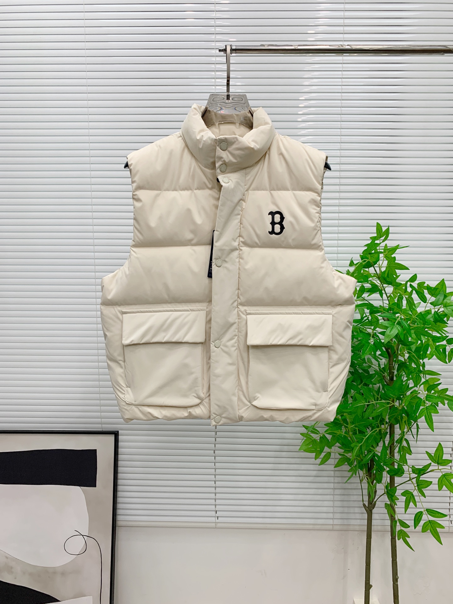 PNB秋冬新款羽绒马甲 搭配毛衣 卫衣 保暖同时毫无束缚感采用国标95白鸭绒轻薄飘逸 给你全方位的温暖！