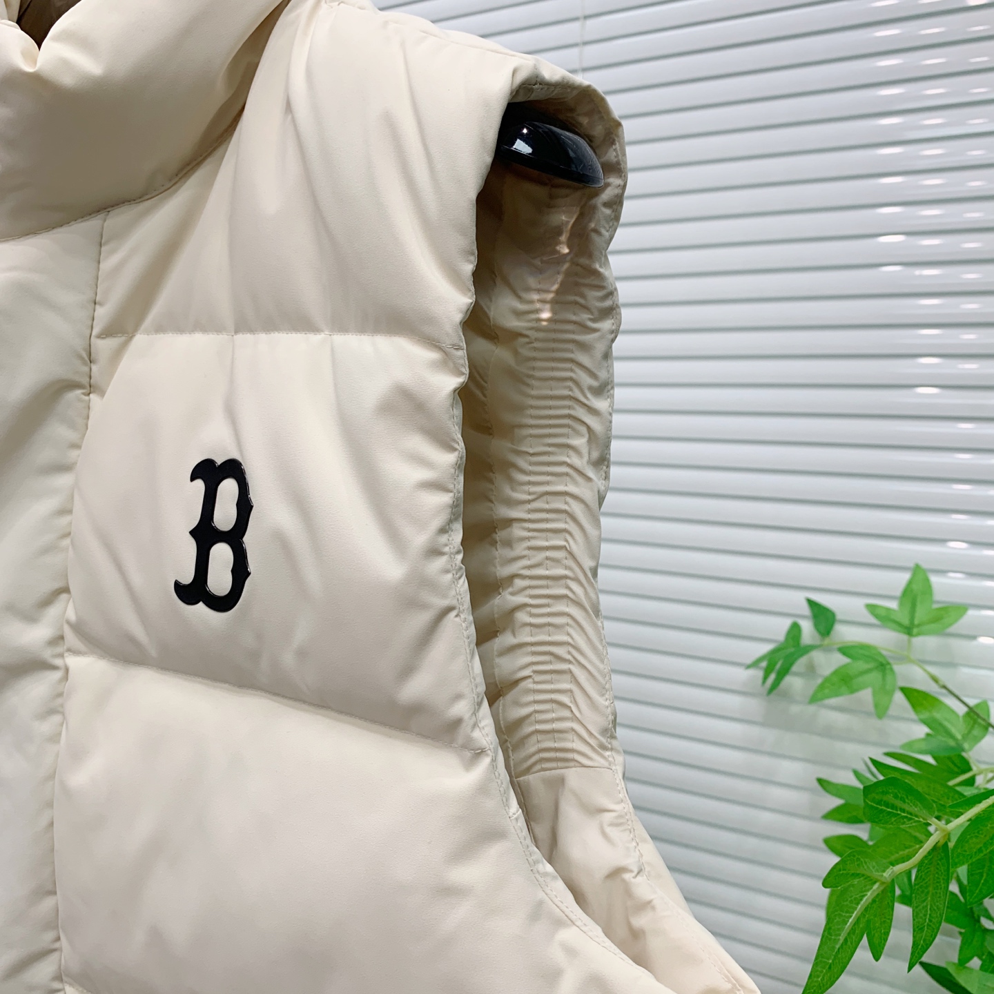 PNB秋冬新款羽绒马甲 搭配毛衣 卫衣 保暖同时毫无束缚感采用国标95白鸭绒轻薄飘逸 给你全方位的温暖！