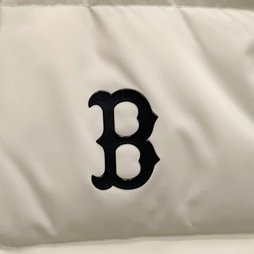 PNB秋冬新款羽绒马甲 搭配毛衣 卫衣 保暖同时毫无束缚感采用国标95白鸭绒轻薄飘逸 给你全方位的温暖！