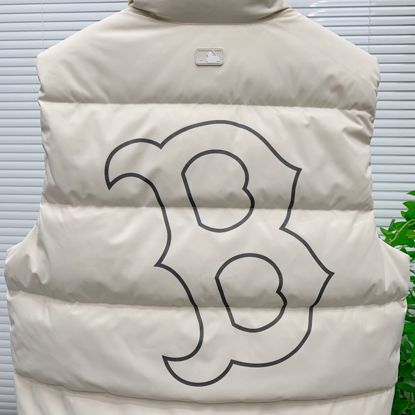 PNB秋冬新款羽绒马甲 搭配毛衣 卫衣 保暖同时毫无束缚感采用国标95白鸭绒轻薄飘逸 给你全方位的温暖！