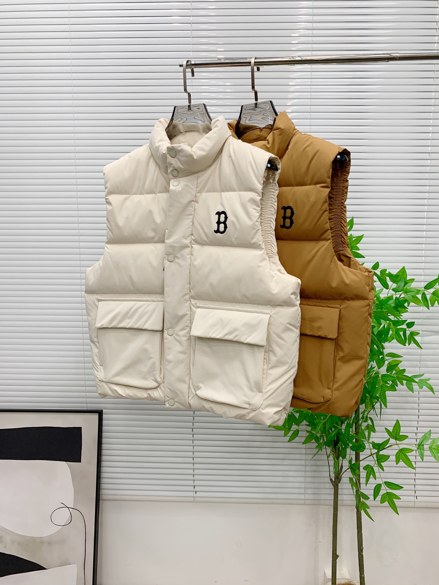 NO:653464,NB's new autumn and winter down vest is paired with sweaters and sweatshirts to keep warm without any sense of restraint. It is made of national standard 95 white duck down, which is light and elegant and gives you all-round warmth!  The appearance of the upper body is more classy and stylish, allowing warmth and grace to go hand in hand. The multiple car lines on the center line are strictly symmetrical, keeping warm and waiting. The logo on the chest is embellished with the entire vest!  The unique flavor penetrates deep into the bone marrow. It reduces age and keeps you warm. It feels simple and elegant. Same style for men and women. Size XS-2XL, hoodie, sweatshirts, sweaters, down jacket, alexander wang19860909NB秋冬新款羽绒马甲 搭配毛衣 卫衣 保暖同时毫无束缚感 采用国标95白鸭绒 轻薄飘逸 给你全方位的温暖！ 上身颜值更有水准的洋气 让温暖和风度同行 中心线多重车线呈严整对称 谨守温馨守候 胸前logo点缀着整件马甲！ 独特之味道深入骨髓.减龄又十足保暖 既视感简单大气 男女同款 码数XS-2XL,,hoodie,sweatshirts,sweaters,down jacket,alexander wang,Men's clothing