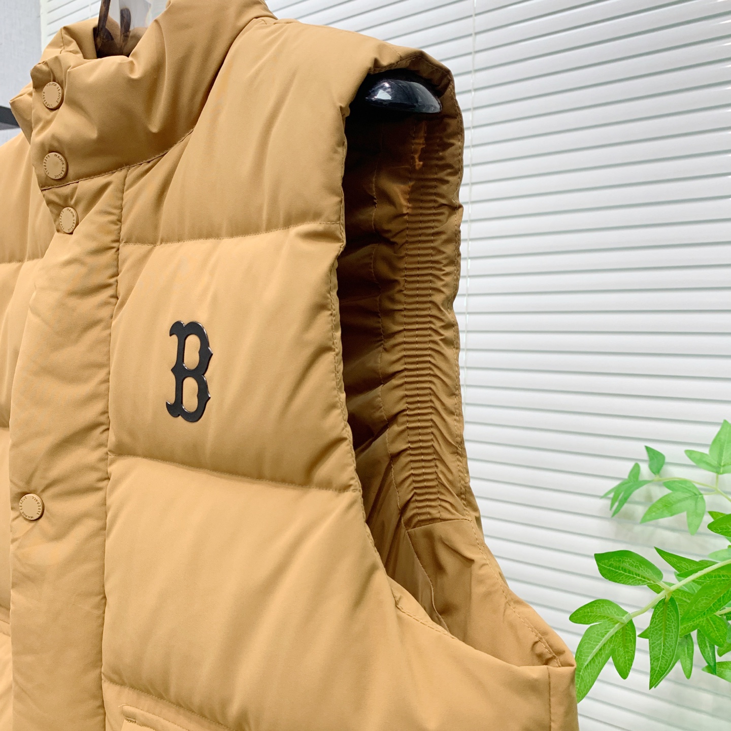 PNB秋冬新款羽绒马甲 搭配毛衣 卫衣 保暖同时毫无束缚感采用国标95白鸭绒轻薄飘逸 给你全方位的温暖！