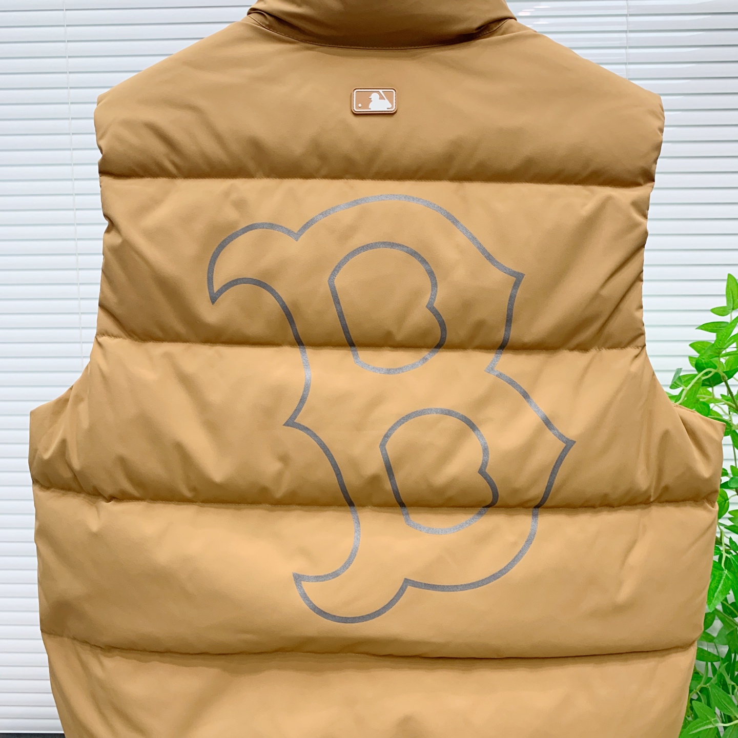 PNB秋冬新款羽绒马甲 搭配毛衣 卫衣 保暖同时毫无束缚感采用国标95白鸭绒轻薄飘逸 给你全方位的温暖！