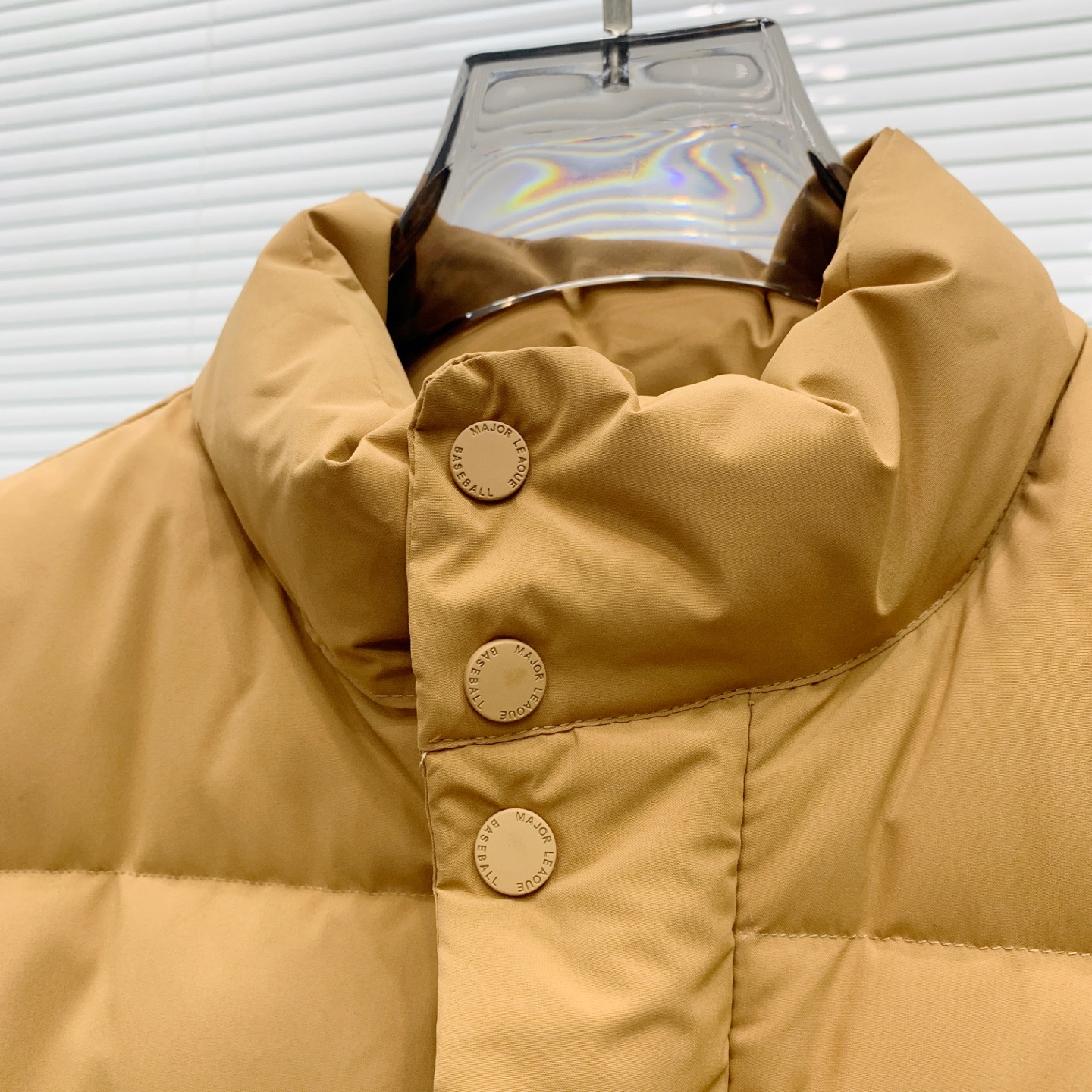 PNB秋冬新款羽绒马甲 搭配毛衣 卫衣 保暖同时毫无束缚感采用国标95白鸭绒轻薄飘逸 给你全方位的温暖！