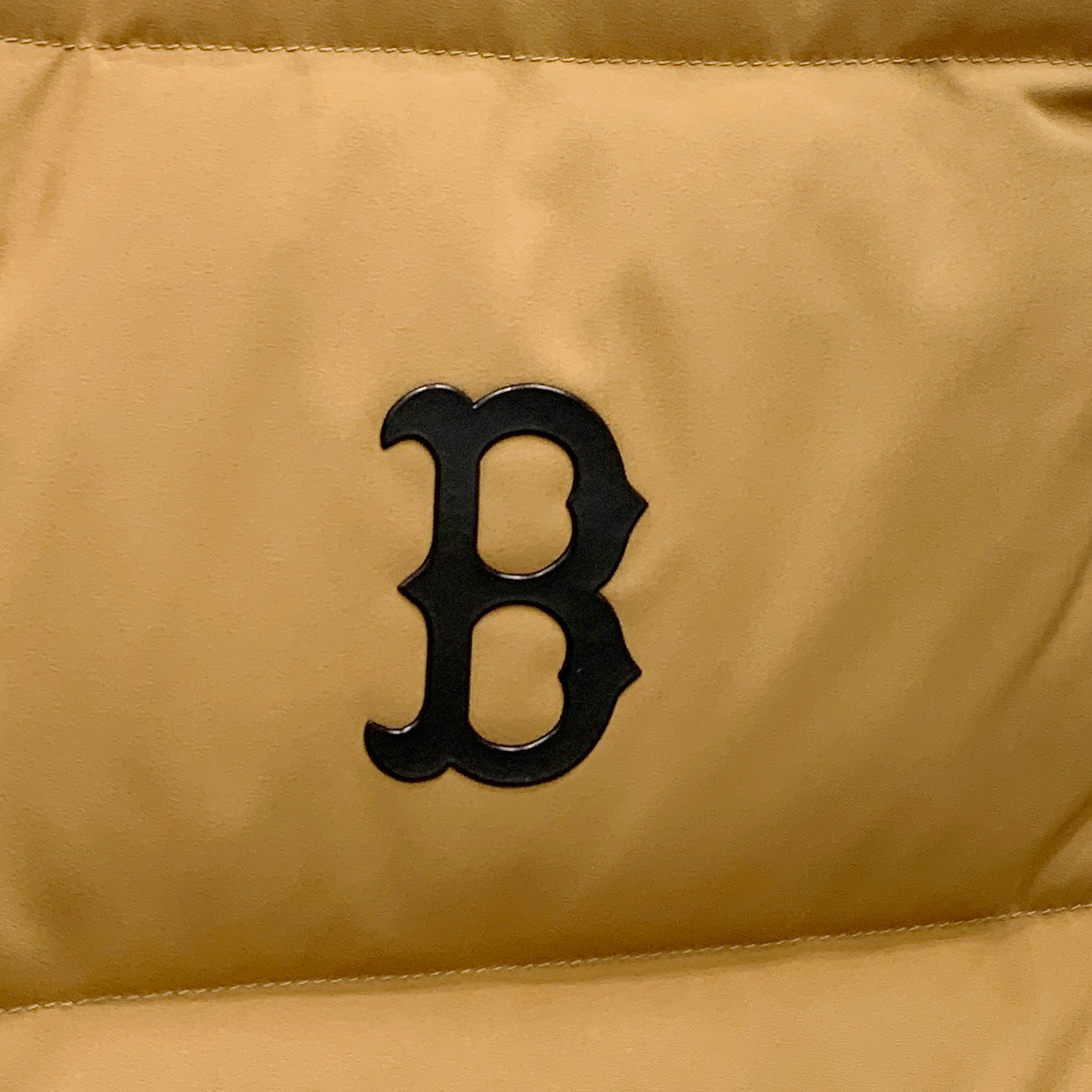 PNB秋冬新款羽绒马甲 搭配毛衣 卫衣 保暖同时毫无束缚感采用国标95白鸭绒轻薄飘逸 给你全方位的温暖！