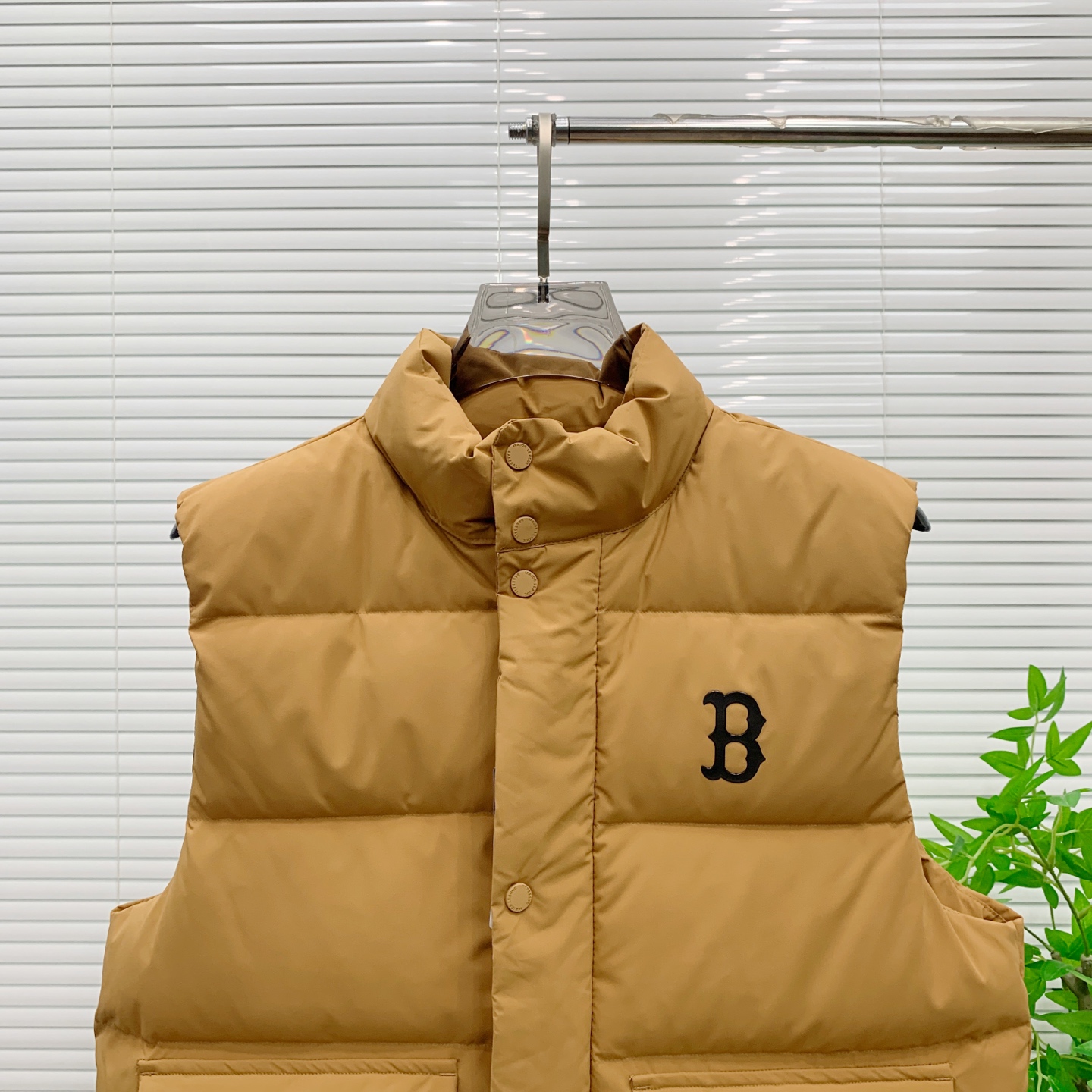 PNB秋冬新款羽绒马甲 搭配毛衣 卫衣 保暖同时毫无束缚感采用国标95白鸭绒轻薄飘逸 给你全方位的温暖！