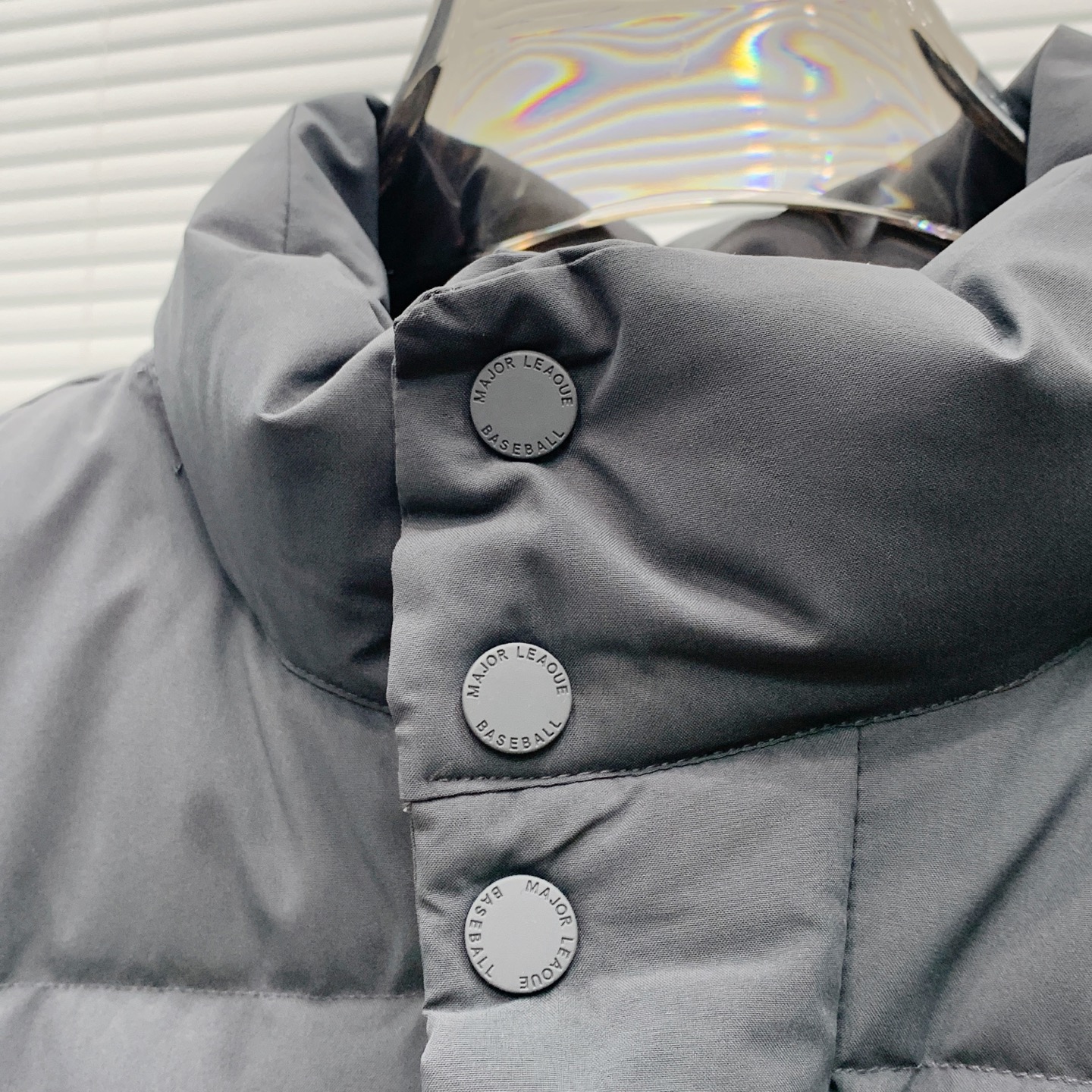 PNB秋冬新款羽绒马甲 搭配毛衣 卫衣 保暖同时毫无束缚感采用国标95白鸭绒轻薄飘逸 给你全方位的温暖！