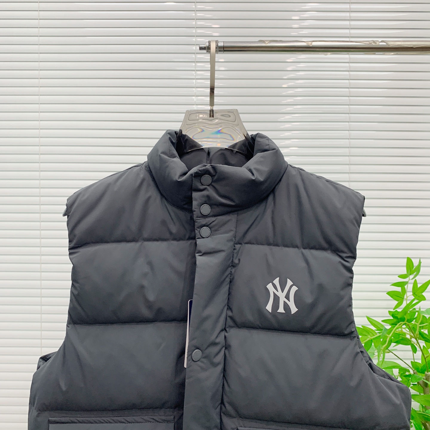 PNB秋冬新款羽绒马甲 搭配毛衣 卫衣 保暖同时毫无束缚感采用国标95白鸭绒轻薄飘逸 给你全方位的温暖！