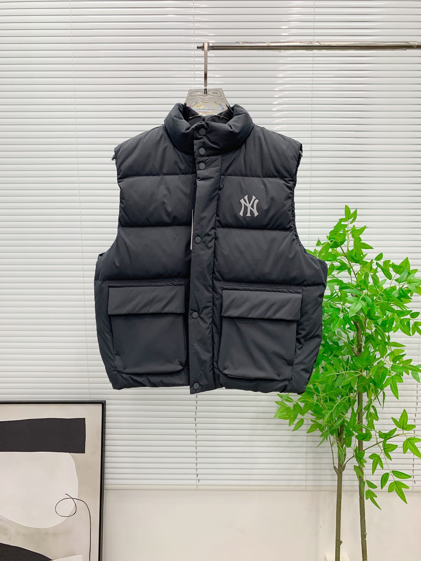 PNB秋冬新款羽绒马甲 搭配毛衣 卫衣 保暖同时毫无束缚感采用国标95白鸭绒轻薄飘逸 给你全方位的温暖！