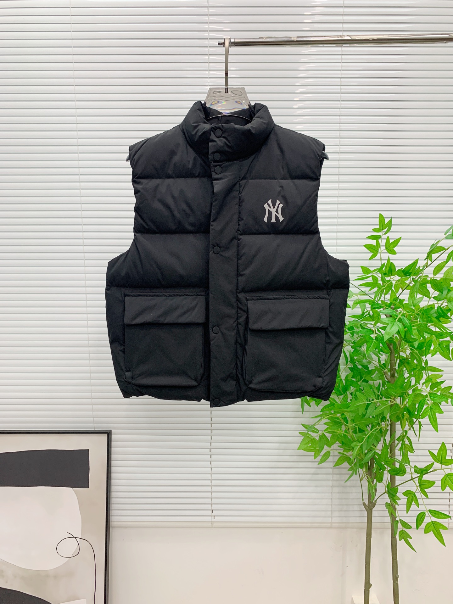 PNB秋冬新款羽绒马甲 搭配毛衣 卫衣 保暖同时毫无束缚感采用国标95白鸭绒轻薄飘逸 给你全方位的温暖！