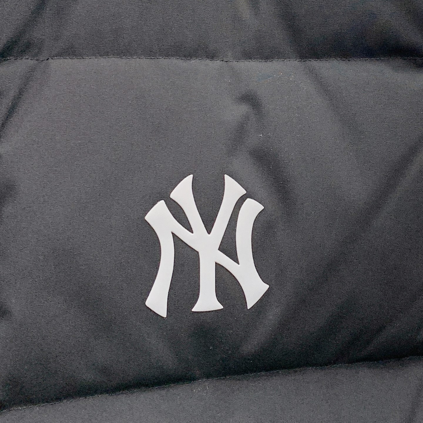 PNB秋冬新款羽绒马甲 搭配毛衣 卫衣 保暖同时毫无束缚感采用国标95白鸭绒轻薄飘逸 给你全方位的温暖！