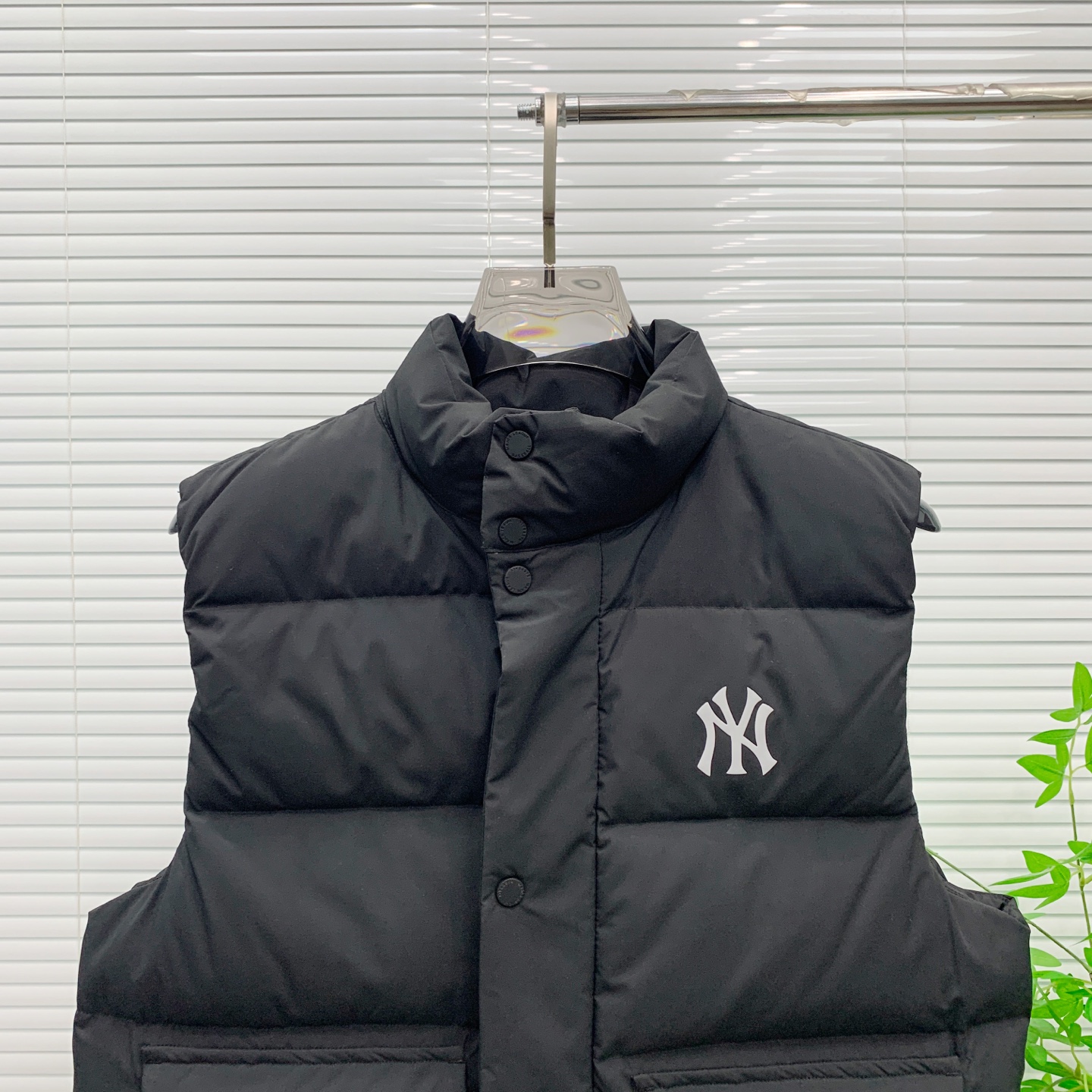 PNB秋冬新款羽绒马甲 搭配毛衣 卫衣 保暖同时毫无束缚感采用国标95白鸭绒轻薄飘逸 给你全方位的温暖！