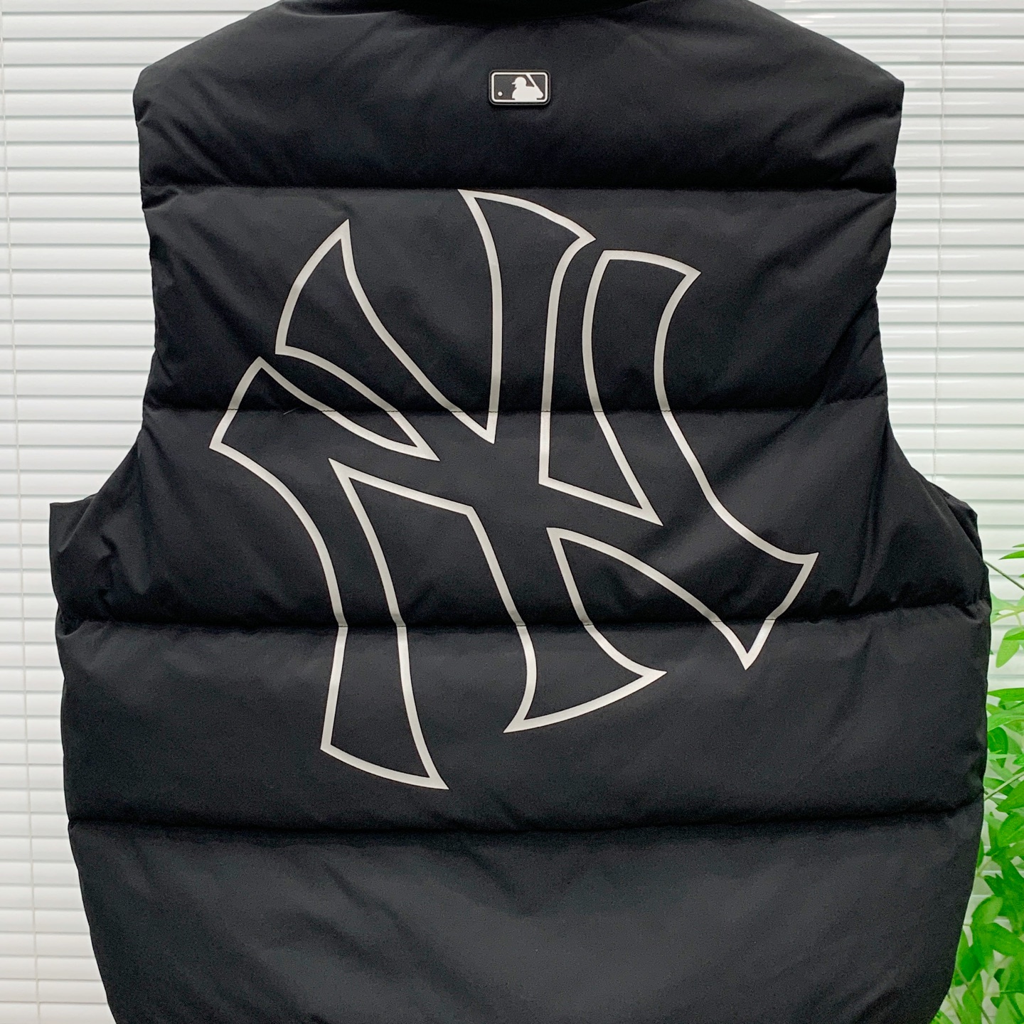 PNB秋冬新款羽绒马甲 搭配毛衣 卫衣 保暖同时毫无束缚感采用国标95白鸭绒轻薄飘逸 给你全方位的温暖！