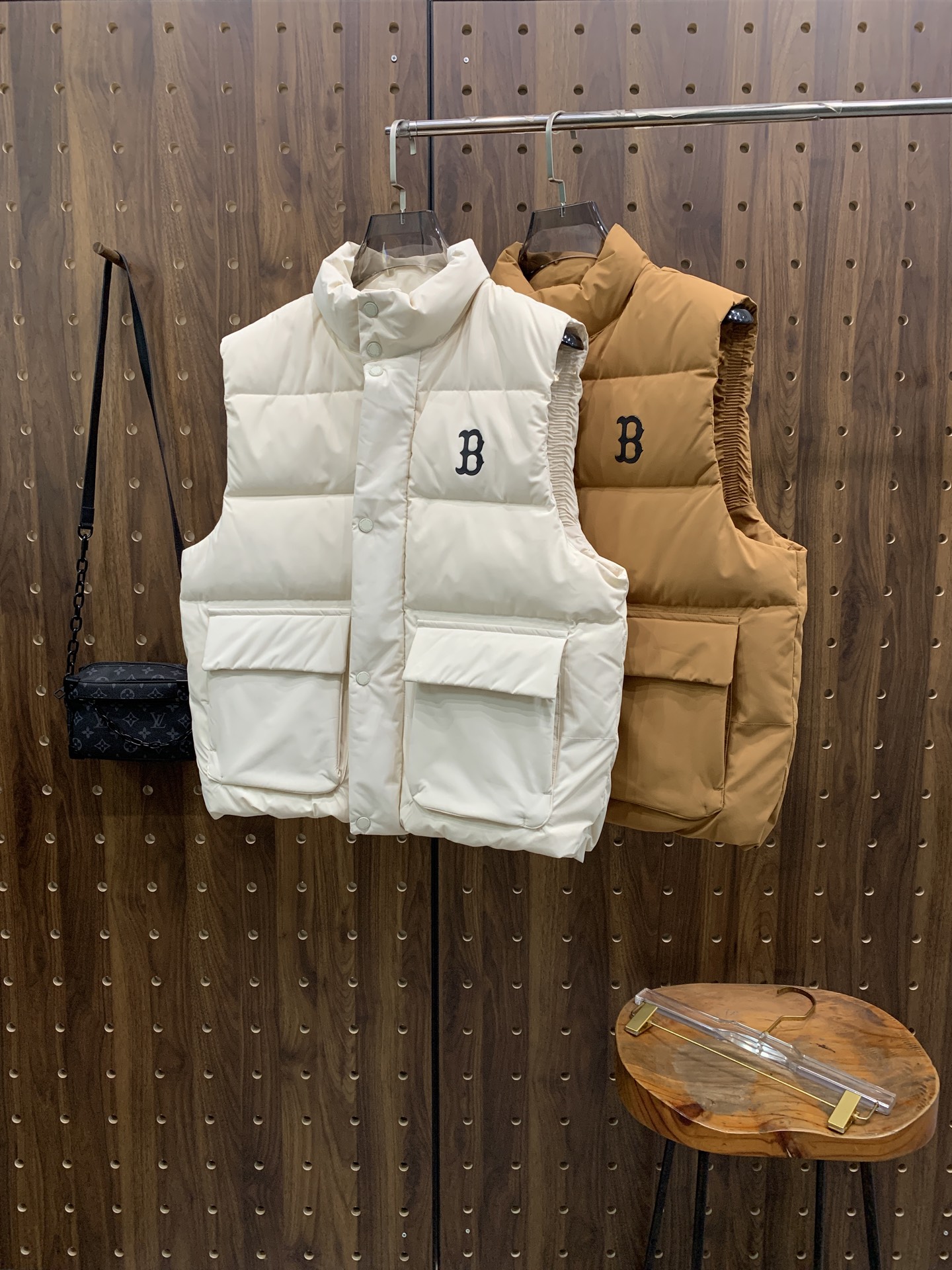 NO:595012,NB's new autumn and winter down vest is paired with sweaters and sweatshirts to keep warm without any sense of restraint. It is made of national standard 95 white duck down, which is light and elegant and gives you all-round warmth!  The appearance of the upper body is more classy and stylish, allowing warmth and grace to go hand in hand. The multiple car lines on the center line are strictly symmetrical, keeping warm and waiting. The logo on the chest is embellished with the entire vest!  The unique flavor penetrates deep into the bone marrow. It reduces age and keeps you warm. It feels simple and elegant. Same style for men and women. Size XS-2XL, hoodie, sweatshirts, sweaters, down jacket, alexander wang19860909NB秋冬新款羽绒马甲 搭配毛衣 卫衣 保暖同时毫无束缚感 采用国标95白鸭绒 轻薄飘逸 给你全方位的温暖！ 上身颜值更有水准的洋气 让温暖和风度同行 中心线多重车线呈严整对称 谨守温馨守候 胸前logo点缀着整件马甲！ 独特之味道深入骨髓.减龄又十足保暖 既视感简单大气 男女同款 码数XS-2XL,,hoodie,sweatshirts,sweaters,down jacket,alexander wang,Men's clothing
