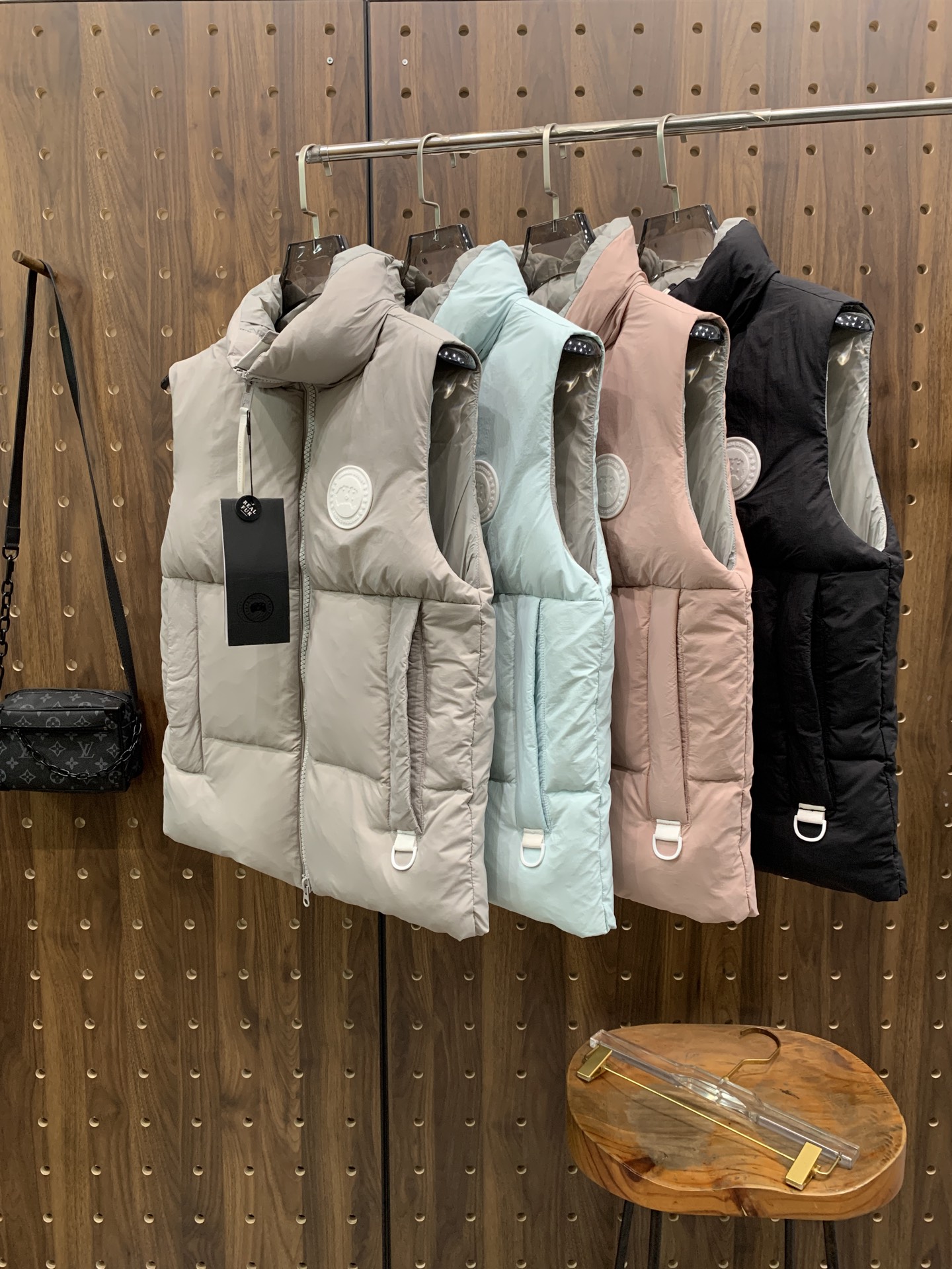 NO:595014,Canada Goose's new autumn and winter down vest is paired with sweaters and sweatshirts to keep you warm without any sense of restraint. It is made of national standard 95 white duck down, which is light and elegant and gives you all-round warmth!  The appearance of the upper body is more classy and stylish, allowing warmth and grace to go hand in hand. The multiple car lines on the center line are strictly symmetrical, keeping warm and waiting. The logo on the chest is embellished with the entire vest!  The unique flavor penetrates deep into the bone marrow. It reduces age and keeps you warm. It feels simple and elegant. Same style for men and women. Size XS-2XL, hoodie, sweatshirts, sweaters, down jacket, alexander wang19860909加拿大鹅 Canada Goose 秋冬新款羽绒马甲 搭配毛衣 卫衣 保暖同时毫无束缚感 采用国标95白鸭绒 轻薄飘逸 给你全方位的温暖！ 上身颜值更有水准的洋气 让温暖和风度同行 中心线多重车线呈严整对称 谨守温馨守候 胸前logo点缀着整件马甲！ 独特之味道深入骨髓.减龄又十足保暖 既视感简单大气 男女同款 码数XS-2XL,,hoodie,sweatshirts,sweaters,down jacket,alexander wang,Men's clothing