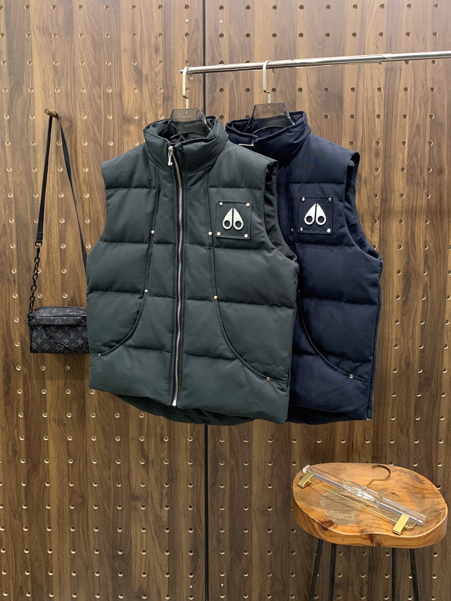 NO:595016,Canadian Scissors 25SS metal LOGO rivet down jacket vest, top version, ultra-high weight, average down filling 280G, super thick!  Top fluffy!  Top quality!  It restores the best down filling on the Internet and is super thick and warm, distinguishing groceries on the market. The shop owner is a northerner himself, which greatly solves the pain point of southern products that do not understand the northern winter. It is not stingy at all. It must be stuffed and bulging. It is exactly the same thickness as ZP. I guarantee you will not feel it when standing in the snow with heavy snow in winter. Even if you are wrapped in a quilt, it may not keep you warm!  To sum it up, 'You can't find a thicker and warmer down vest than this one except mine' - Large size with more than 350 grams of down filling, three layers of lining for protection without velvet - Original purchased and developed, sold on the official website for 10,000+ - The large body fabric is made of ZP pattern, which is waterproof and stain-resistant - After fabric inspection, it is made using KP-LS fully automatic mechanical special woven fabric machine - Authentic YKK customized zipper, metal scissors, metal rivet reinforcement -  Complete three-label accessories, hang tag, scissors logo original customization - the whole dress is very cumbersome, silhouette tailoring, original size - absolute 1:1 high version, size S-XXL,, down jacket, alexander wang19860909加拿大剪刀25SS 金属LOGO铆钉羽绒服马甲 顶级版本超高克重平均充绒量280G 超厚！顶级蓬松！ 顶级品质！还原全网最顶级充绒量超厚超保暖,区分市面杂货. 店主北方人亲自操刀 大大解决了南方出品不懂北方冬天的痛点 完全不吝啬 必须是塞满 塞的鼓鼓囊囊 和ZP一模一样的厚重 冬天鹅毛大雪站在雪地里我保证你没有感觉 裹棉被都不一定有它保暖 ！总结下来就是一句话“除了我家你找不到比这更厚更保暖的羽绒马甲” — 大码充绒量350克以上 三层里布防护不钻绒 — 原版购入开发 官网在售10000+ — 大身面料采用ZP打版, 防水耐脏 — 验布后使用KP-LS全自动机械特种梭织拉布机制作 —正品YKK定制拉链 金属剪刀,金属铆钉加固 — 三标辅料 齐全 吊牌 剪刀logo原版定制 — 整件衣服非常繁琐 廓形剪裁 原版尺码 — 绝对的1:1高版本 码数S-XXL,,down jacket,alexander wang,Men's clothing