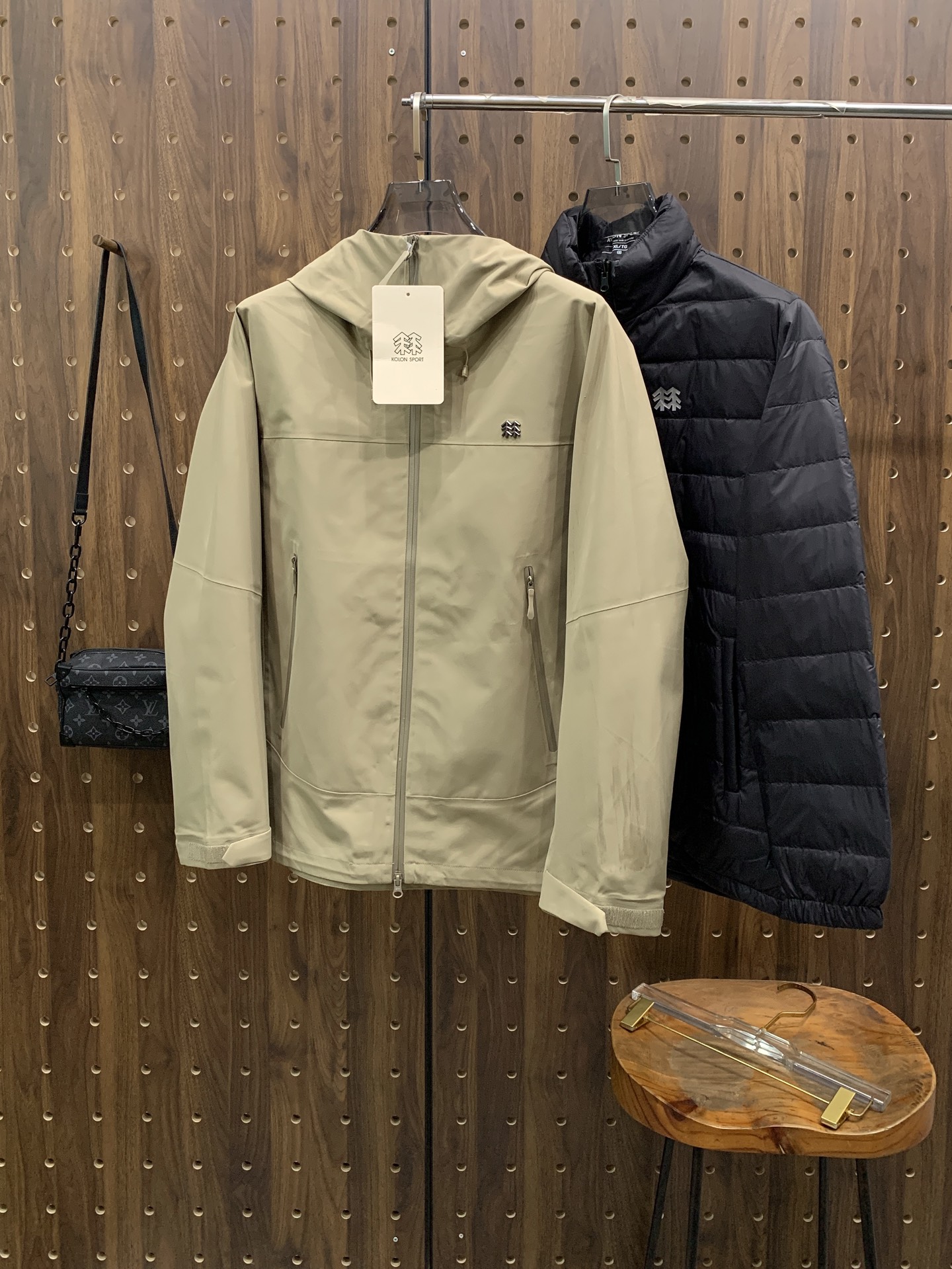 NO:595030,[Kelon] Three-in-one functional outdoor performance with chest embroidery, windproof, rainproof, 90 velvet, ARCTERYX Arc'teryx hard-shell top-grade heat-sealed version of the jacket. Self-purchased ZP pattern making. All data. Accessories. Full set of accessories customized. Whole garment. YKK two-way zippers under the arms. All hardware is molded and customized. Tag book description analysis, multi-link washing.  This jacket has a simple and versatile design that provides the performance required in alpine environments. It is thin and wear-resistant, windproof, waterproof and breathable, making it suitable for a variety of activities. The helmet-compatible S hood provides good protection without affecting vision, zippered hand pockets for easy access to items, zippers under the arms for quick ventilation, and a spliced design for freedom of movement. Multi-purpose garment suitable for a variety of activities and environments. Lightweight High-performance, simple design, lightweight and wear-resistant.  GORE-TEX waterproof, windproof, breathable fabric provides multi-faceted protection. Traditional bellows reverse entry alpine pocket set high, VISLON center front zipper, adjustable Velcro cuff tabs, ZiP-in compatible with sizes S-3XL, arc'teryx, jackets & coats, hats, alexander wang19860909【可隆】胸前刺绣三合一功能性户外性能 防风,防雨,90绒,ARCTERYX 始祖鸟硬壳顶级 热封版本冲锋衣 自购ZP打版 所有数据 辅料 全套辅料定制 整衣 腋下YKK双向拉链,五金全部开模定制,吊牌书说明解析 ,多联水洗. 这款夹克设计简洁而通用,可提供高山环境所需的性能,轻薄而耐磨,防风、防水且透气,适合多种活动穿着. 头盔兼容S兜帽防护良好且不影响视线,插手口袋设有拉链,便于取放物品,腋下拉链便于快速通风,拼接设计使活动自如. 多用途服装适用于多种活动和环境. 轻量 高性能的简约设计,轻量而耐磨. GORE-TEX防水、防风、透气面料可提供多面防护. 传统风琴交叉反向进入高山口袋设置在高位,VISLON中央正面拉链,可调节Velcro袖口魔术贴标签,兼容ZiP-in码数 S-3XL,arc'teryx,jackets & coats,hats,alexander wang,Men's clothing