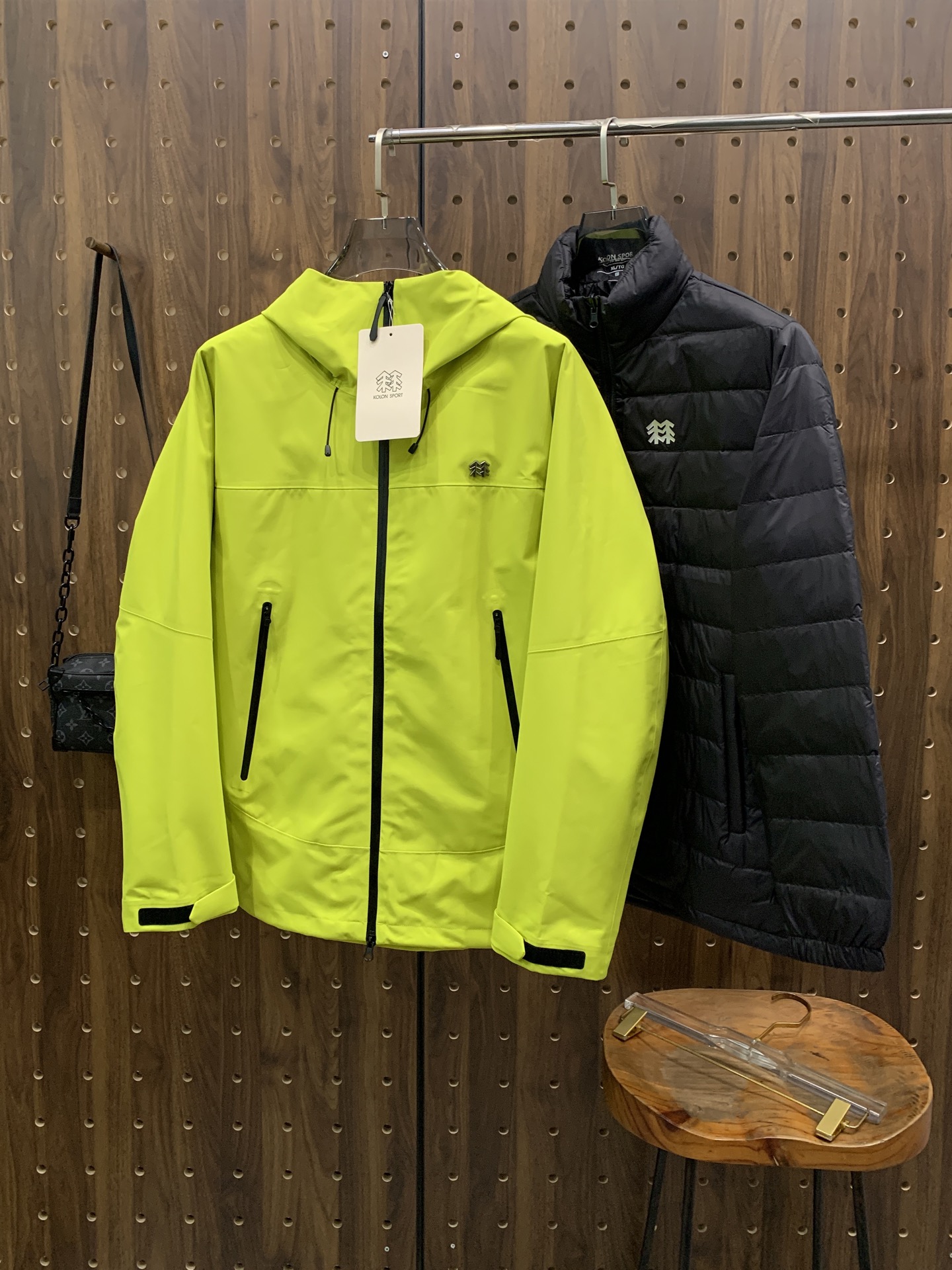 NO:595026,[Kelon] Three-in-one functional outdoor performance with chest embroidery, windproof, rainproof, 90 velvet, ARCTERYX Arc'teryx hard-shell top-grade heat-sealed version of the jacket. Self-purchased ZP pattern making. All data. Accessories. Full set of accessories customized. Whole garment. YKK two-way zippers under the arms. All hardware is molded and customized. Tag book description analysis, multi-link washing.  This jacket has a simple and versatile design that provides the performance required in alpine environments. It is thin and wear-resistant, windproof, waterproof and breathable, making it suitable for a variety of activities. The helmet-compatible S hood provides good protection without affecting vision, zippered hand pockets for easy access to items, zippers under the arms for quick ventilation, and a spliced design for freedom of movement. Multi-purpose garment suitable for a variety of activities and environments. Lightweight High-performance, simple design, lightweight and wear-resistant.  GORE-TEX waterproof, windproof, breathable fabric provides multi-faceted protection. Traditional bellows reverse entry alpine pocket set high, VISLON center front zipper, adjustable Velcro cuff tabs, ZiP-in compatible with sizes S-3XL, arc'teryx, jackets & coats, hats, alexander wang19860909【可隆】胸前刺绣三合一功能性户外性能 防风,防雨,90绒,ARCTERYX 始祖鸟硬壳顶级 热封版本冲锋衣 自购ZP打版 所有数据 辅料 全套辅料定制 整衣 腋下YKK双向拉链,五金全部开模定制,吊牌书说明解析 ,多联水洗. 这款夹克设计简洁而通用,可提供高山环境所需的性能,轻薄而耐磨,防风、防水且透气,适合多种活动穿着. 头盔兼容S兜帽防护良好且不影响视线,插手口袋设有拉链,便于取放物品,腋下拉链便于快速通风,拼接设计使活动自如. 多用途服装适用于多种活动和环境. 轻量 高性能的简约设计,轻量而耐磨. GORE-TEX防水、防风、透气面料可提供多面防护. 传统风琴交叉反向进入高山口袋设置在高位,VISLON中央正面拉链,可调节Velcro袖口魔术贴标签,兼容ZiP-in码数 S-3XL,arc'teryx,jackets & coats,hats,alexander wang,Men's clothing