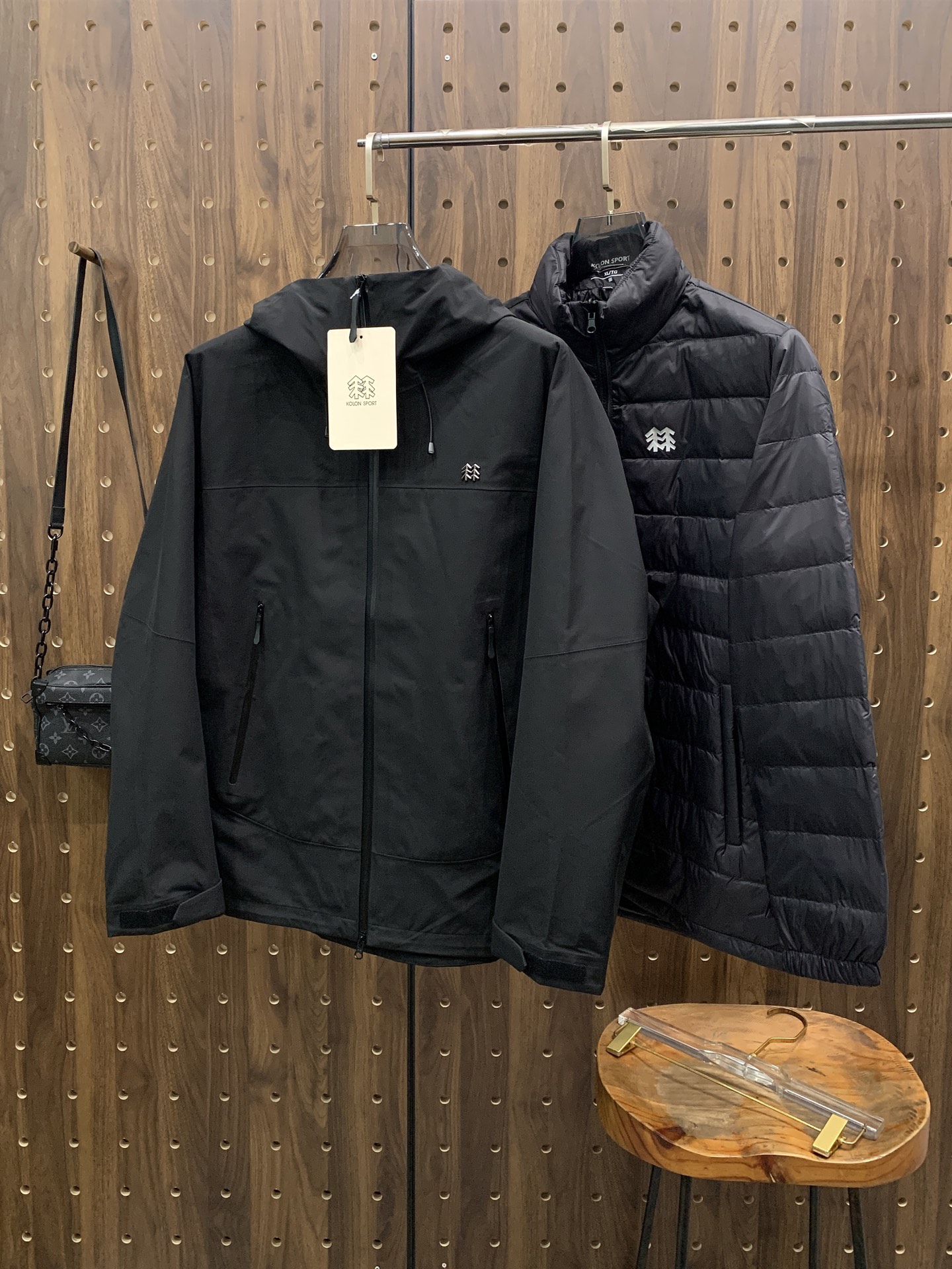 NO:595028,[Kelon] Three-in-one functional outdoor performance with chest embroidery, windproof, rainproof, 90 velvet, ARCTERYX Arc'teryx hard-shell top-grade heat-sealed version of the jacket. Self-purchased ZP pattern making. All data. Accessories. Full set of accessories customized. Whole garment. YKK two-way zippers under the arms. All hardware is molded and customized. Tag book description analysis, multi-link washing.  This jacket has a simple and versatile design that provides the performance required in alpine environments. It is thin and wear-resistant, windproof, waterproof and breathable, making it suitable for a variety of activities. The helmet-compatible S hood provides good protection without affecting vision, zippered hand pockets for easy access to items, zippers under the arms for quick ventilation, and a spliced design for freedom of movement. Multi-purpose garment suitable for a variety of activities and environments. Lightweight High-performance, simple design, lightweight and wear-resistant.  GORE-TEX waterproof, windproof, breathable fabric provides multi-faceted protection. Traditional bellows reverse entry alpine pocket set high, VISLON center front zipper, adjustable Velcro cuff tabs, ZiP-in compatible with sizes S-3XL, arc'teryx, jackets & coats, hats, alexander wang19860909【可隆】胸前刺绣三合一功能性户外性能 防风,防雨,90绒,ARCTERYX 始祖鸟硬壳顶级 热封版本冲锋衣 自购ZP打版 所有数据 辅料 全套辅料定制 整衣 腋下YKK双向拉链,五金全部开模定制,吊牌书说明解析 ,多联水洗. 这款夹克设计简洁而通用,可提供高山环境所需的性能,轻薄而耐磨,防风、防水且透气,适合多种活动穿着. 头盔兼容S兜帽防护良好且不影响视线,插手口袋设有拉链,便于取放物品,腋下拉链便于快速通风,拼接设计使活动自如. 多用途服装适用于多种活动和环境. 轻量 高性能的简约设计,轻量而耐磨. GORE-TEX防水、防风、透气面料可提供多面防护. 传统风琴交叉反向进入高山口袋设置在高位,VISLON中央正面拉链,可调节Velcro袖口魔术贴标签,兼容ZiP-in码数 S-3XL,arc'teryx,jackets & coats,hats,alexander wang,Men's clothing