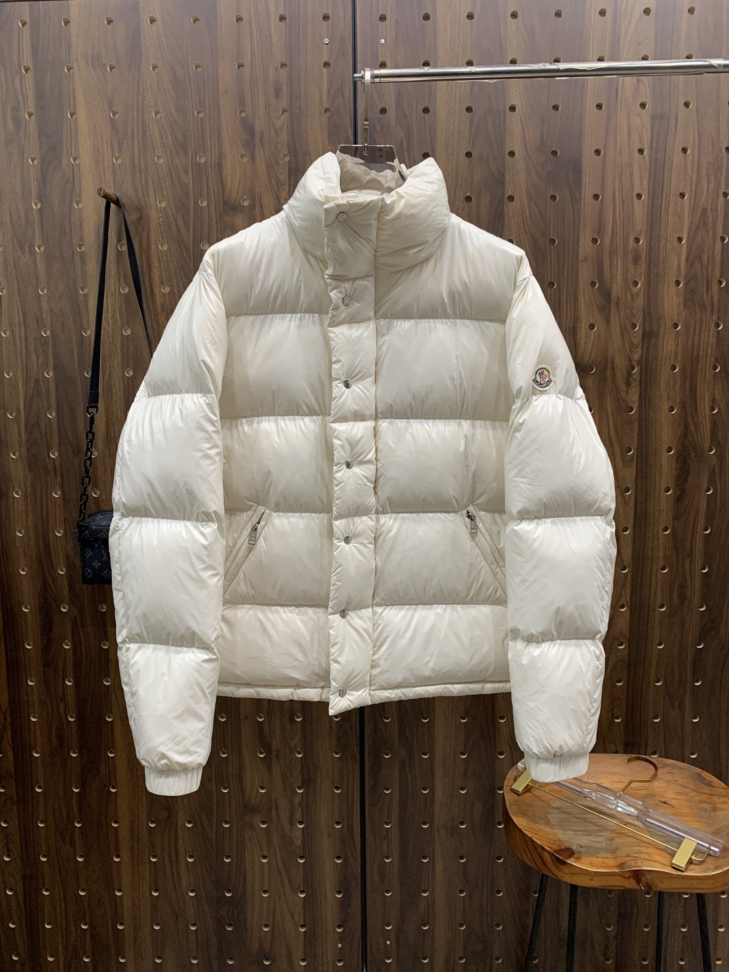 NO:595020,Mengkou 25ss autumn and winter new goose down jacket original 1:1 customized hardware accessories are all imported and original customization. Welcome to compare at the counter. Absolutely high quality. Use top 95 fill-down goose down. Super soft. Fill-down is fluffy and plump. Super heavy fabrics with perfect workmanship. Pay attention to the fabrics are super comfortable. Exclusive model. Non-market goods. Women's size 012, Moncler, down jacket, alexander wang19860909蒙口25ss秋冬新款鹅绒羽绒服原版1:1订制五金配件全进口原版定制 欢迎专柜对比 绝对的高品质 采用顶级95充绒量鹅绒 超柔软 充羽量蓬松饱满 超级重面料做工杠杠的版型完美 注意面料超舒服 独家款 非市场货 女款尺码012码,,Moncler,down jacket,alexander wang,Men's clothing