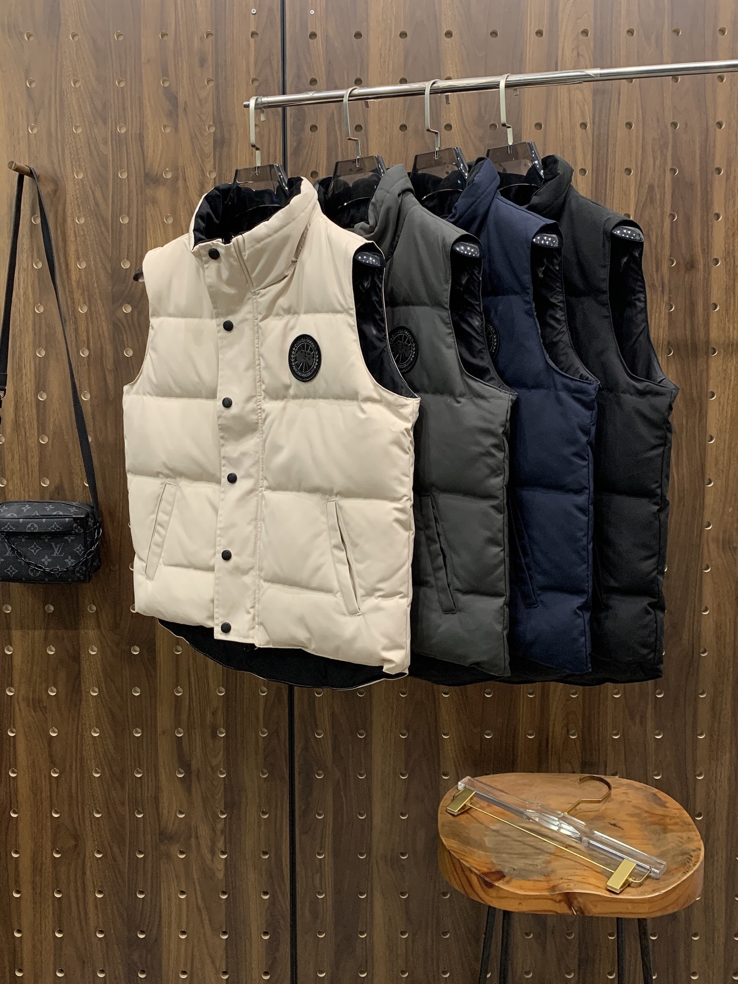 NO:595018,Canada Goose men's and women's down vests are authentic and synchronized with the anti-counterfeiting chip sensor!  Imported Behringer embroidery machine customized 10,000-needle embroidery logo!  Imported 21-count polyester-cotton blended original fabric, using Feather-Light 10D waterproof coating fabric, made of 84.5% polyester fiber and 15.5% cotton, the best feel on the Internet!  The authentic official website synchronizes the national standard 95 white duck down!  Wait for a series of misleading!  The nylon lining has a double-layer sealing design to prevent velvet from running away. The collar and pockets are lined with top-grade polar fleece to keep you warm and comfortable!  Yoshida YKK provides original customized electroplated sliders, two-way lockable zippers, tight and smooth, and does not peel off paint!  The 3M composite original Velcro is durable and the accessories and hardware are all disassembled and customized!  Size XS-XXL,,down jacket,alexander wang19860909Canada Goose加拿大鹅男女同款羽绒马甲 正品同步防伪芯片感应！ 进口百灵达绣花机定制万针绣花标！ 进口21支涤棉混纺原厂面料,采用Feather-Light 10D防水涂层面料,由84.5的聚酯纤维和15.5的棉制成,全网最好手感！ 正品官网同步国标95白鸭绒！等一系列误导！ 尼龙nylon里布双重双层封禁设计,防止跑绒,领口及口袋内里采用顶级摇粒绒保暖又舒适！ 吉田YKK客供原厂定制电镀拉头,双向可锁定拉链,紧实顺滑不掉漆！ 3M复合原版魔术贴经久耐用,辅料五金全部拆版定做！ 尺码XS-XXL,,down jacket,alexander wang,Men's clothing