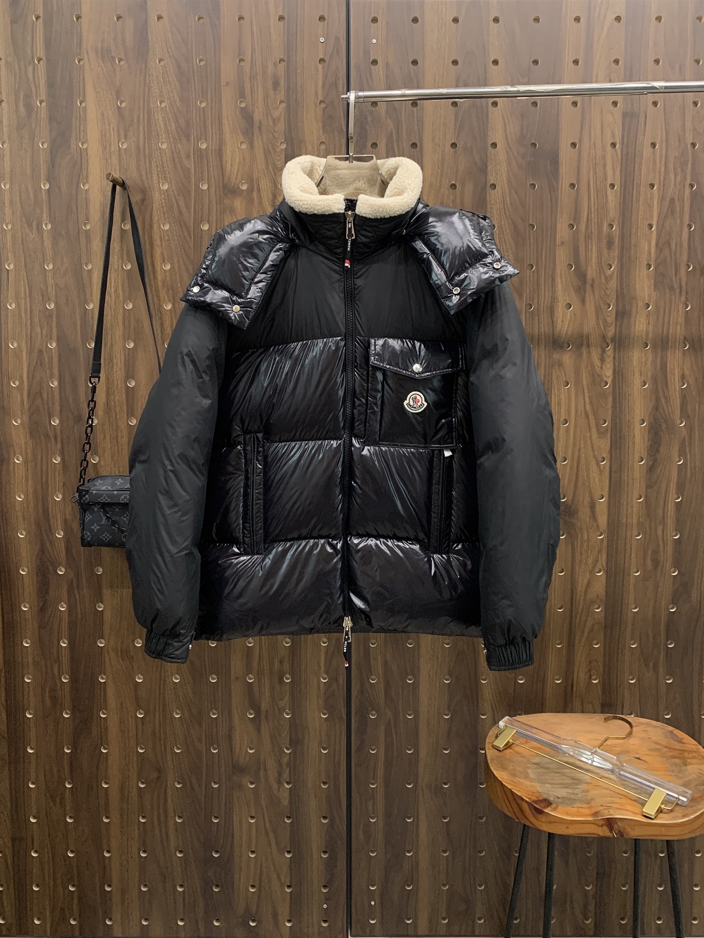 NO:595024,Mengkou 25ss autumn and winter new style goose down down jacket [removable hat] original 1:1 customized hardware accessories are all imported and original customization. Welcome to compare at the counter. Absolutely high quality. Use top 95 fill-down goose down. Super soft. Fill-down fill is fluffy and full. Super heavy fabric workmanship. Perfect version. Pay attention to the fabric. Super comfortable. Exclusive model. Non-market goods. Same size for men and women, 1-6, Moncler, down jacket, hats, alexander wang19860909蒙口25ss秋冬新款鹅绒羽绒服【帽子可拆卸】原版1:1订制五金配件全进口原版定制 欢迎专柜对比 绝对的高品质 采用顶级95充绒量鹅绒 超柔软 充羽量蓬松饱满 超级重面料做工杠杠的版型完美 注意面料超舒服 独家款 非市场货 男女同款尺码1-6码,,Moncler,down jacket,hats,alexander wang,Men's clothing