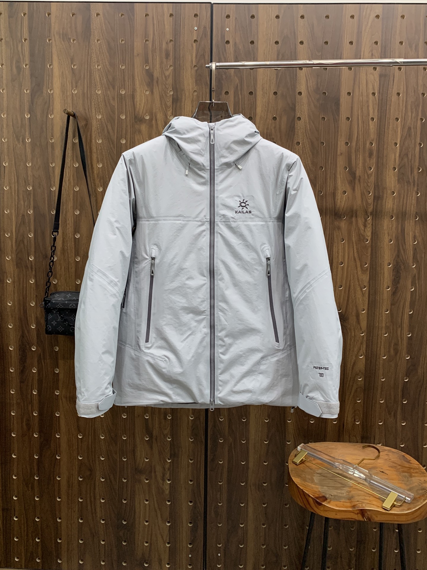 NO:595013,Kailer stone embroidery 25ss new autumn and winter goose down jacket. Original 1:1 customized hardware accessories, all imported and original customization. Welcome to compare at the counter. Absolutely high quality. Use top 95 fill-down goose down. Super soft. Full and fluffy. Super-heavy fabric. Perfect workmanship. Pay attention to the fabric. Super comfortable. Exclusive model. Not available in the market. Same size for men and women, S-2XL, down jacket, alexander wang.19860909凯乐石刺绣25ss秋冬新款鹅绒羽绒服 原版1:1订制五金配件全进口原版定制 欢迎专柜对比 绝对的高品质 采用顶级95充绒量鹅绒 超柔软 充羽量蓬松饱满 超级重面料做工杠杠的版型完美 注意面料超舒服 独家款 非市场货 男女同款尺码S-2XL,,down jacket,alexander wang,Men's clothing