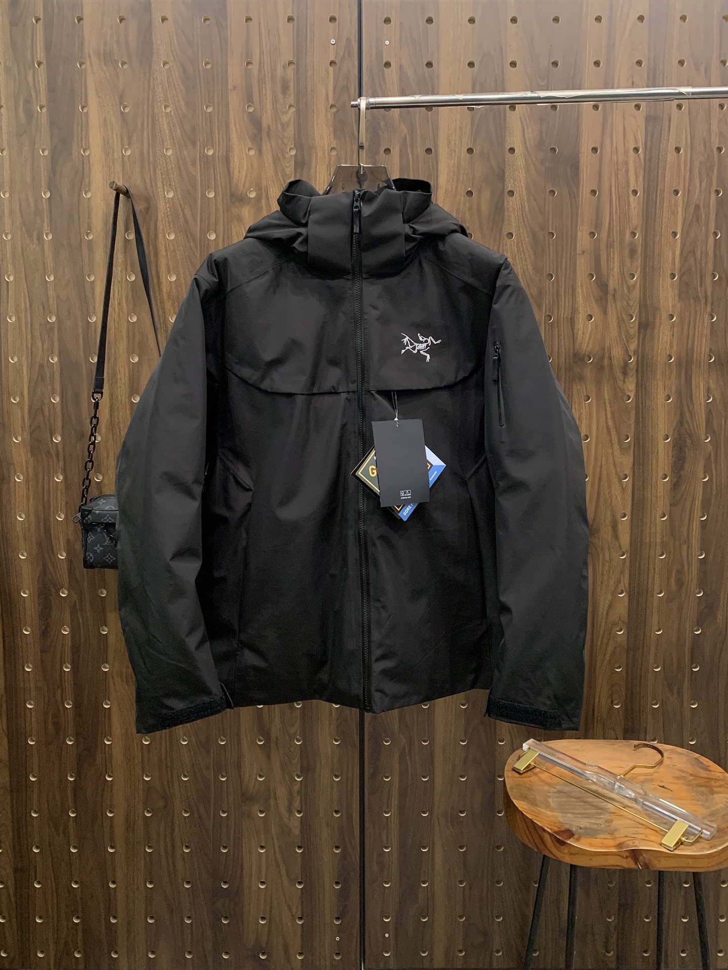 NO:595015,Archaeopteryx embroidered 25ss new goose down jacket for autumn and winter. Original 1:1 customized hardware accessories, all imported and original customization. Welcome to compare at the counter. Absolutely high quality. Made of top 95 fill-down goose down. Super soft. Filled with feathers. Fluffy and full. Super-heavy fabric. Perfect workmanship. Pay attention to the fabric. Super comfortable. Exclusive model. Not available in the market. Same size for men and women. S-2XL, arc'teryx, down jacket, alexander wang19860909始祖鸟刺绣25ss秋冬新款鹅绒羽绒服 原版1:1订制五金配件全进口原版定制 欢迎专柜对比 绝对的高品质 采用顶级95充绒量鹅绒 超柔软 充羽量蓬松饱满 超级重面料做工杠杠的版型完美 注意面料超舒服 独家款 非市场货 男女同款尺码S-2XL,arc'teryx,down jacket,alexander wang,Men's clothing