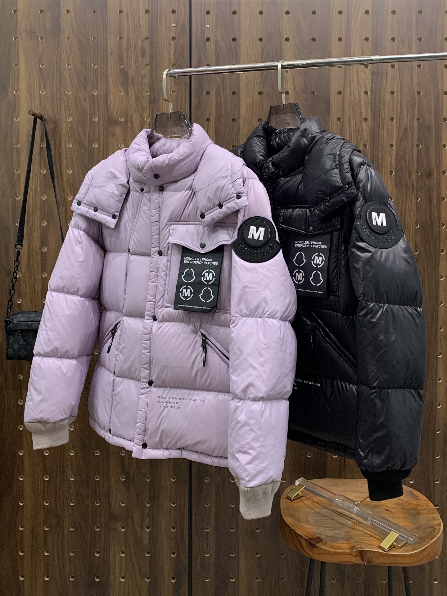 NO:595022,Mengkou 25ss autumn and winter new goose down down jacket [removable hat] original 1:1 customized hardware accessories are all imported and original customization. Welcome to compare at the counter. Absolutely high quality. Use top 95 fill-down goose down. Super soft and fluffy. Super heavy fabric workmanship, perfect version. Pay attention to the fabric. Super comfortable. Exclusive model. Non-market goods. Same size for men and women, 0-6, Moncler, down jacket, hats, alexander wang19860909蒙口25ss秋冬新款鹅绒羽绒服【帽子可拆卸】原版1:1订制五金配件全进口原版定制 欢迎专柜对比 绝对的高品质 采用顶级95充绒量鹅绒 超柔软 充羽量蓬松饱满 超级重面料做工杠杠的版型完美 注意面料超舒服 独家款 非市场货 男女同款尺码0-6码,,Moncler,down jacket,hats,alexander wang,Men's clothing