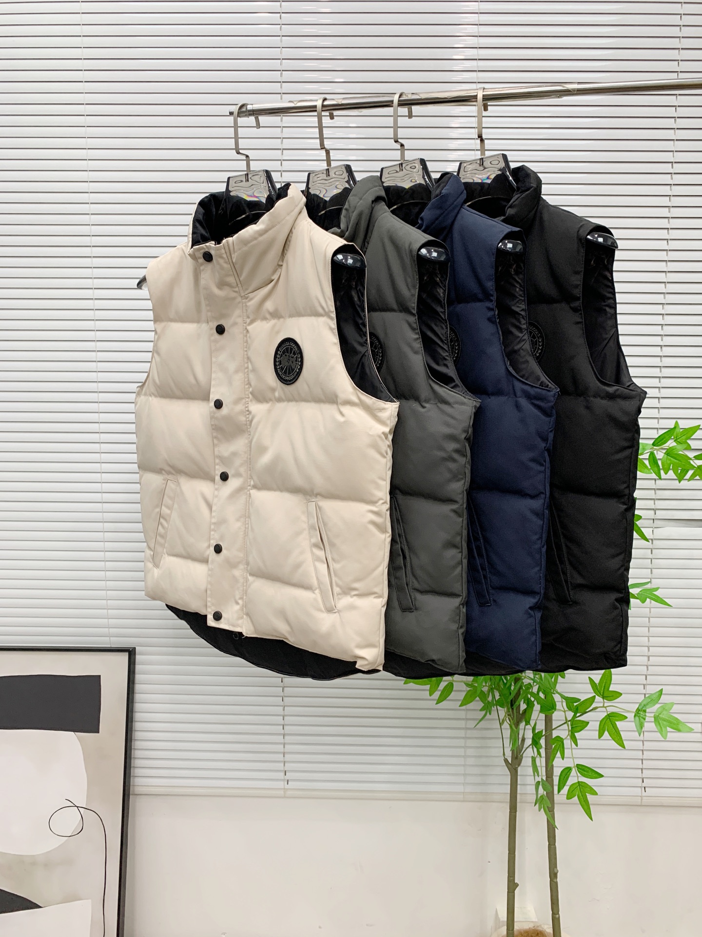 NO:653481,Canada Goose men's and women's down vests are authentic and synchronized with the anti-counterfeiting chip sensor!  Imported Behringer embroidery machine customized 10,000-needle embroidery logo!  Imported 21-count polyester-cotton blended original fabric, using Feather-Light 10D waterproof coating fabric, made of 84.5% polyester fiber and 15.5% cotton, the best feel on the Internet!  The authentic official website synchronizes the national standard 95 white duck down!  Wait for a series of misleading!  The nylon lining has a double-layer sealing design to prevent velvet from running away. The collar and pockets are lined with top-grade polar fleece to keep you warm and comfortable!  Yoshida YKK provides original customized electroplated sliders, two-way lockable zippers, tight and smooth, and does not peel off paint!  The 3M composite original Velcro is durable and the accessories and hardware are all disassembled and customized!  Size XS-XXL,,down jacket,alexander wang19860909Canada Goose加拿大鹅男女同款羽绒马甲 正品同步防伪芯片感应！ 进口百灵达绣花机定制万针绣花标！ 进口21支涤棉混纺原厂面料,采用Feather-Light 10D防水涂层面料,由84.5的聚酯纤维和15.5的棉制成,全网最好手感！ 正品官网同步国标95白鸭绒！等一系列误导！ 尼龙nylon里布双重双层封禁设计,防止跑绒,领口及口袋内里采用顶级摇粒绒保暖又舒适！ 吉田YKK客供原厂定制电镀拉头,双向可锁定拉链,紧实顺滑不掉漆！ 3M复合原版魔术贴经久耐用,辅料五金全部拆版定做！ 尺码XS-XXL,,down jacket,alexander wang,Men's clothing