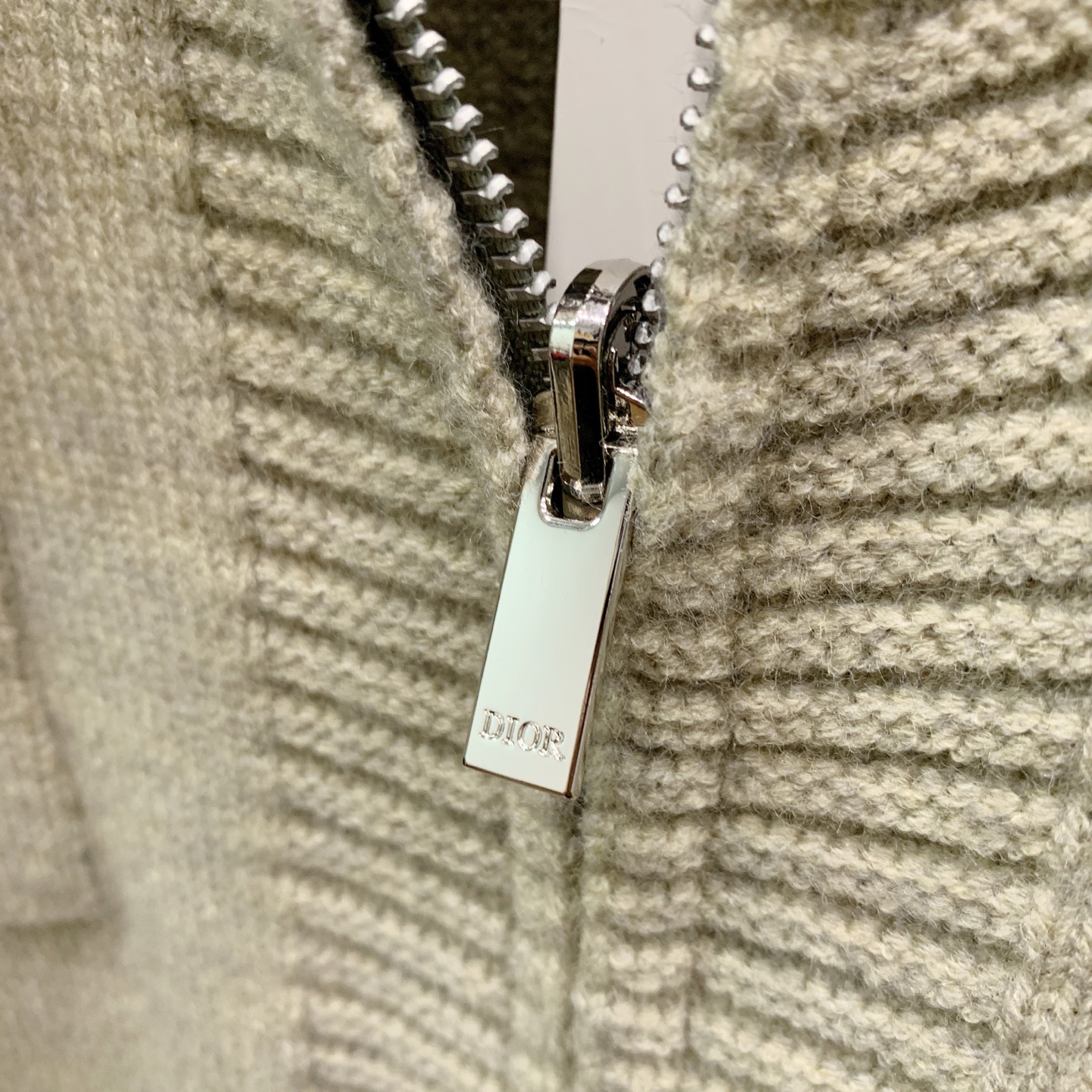 P迪奥2025【新品】秋冬新款针织羊毛开衫 高品质意大利进口羊毛混纺面料，高密度针织，时尚百搭毛衣，帅气