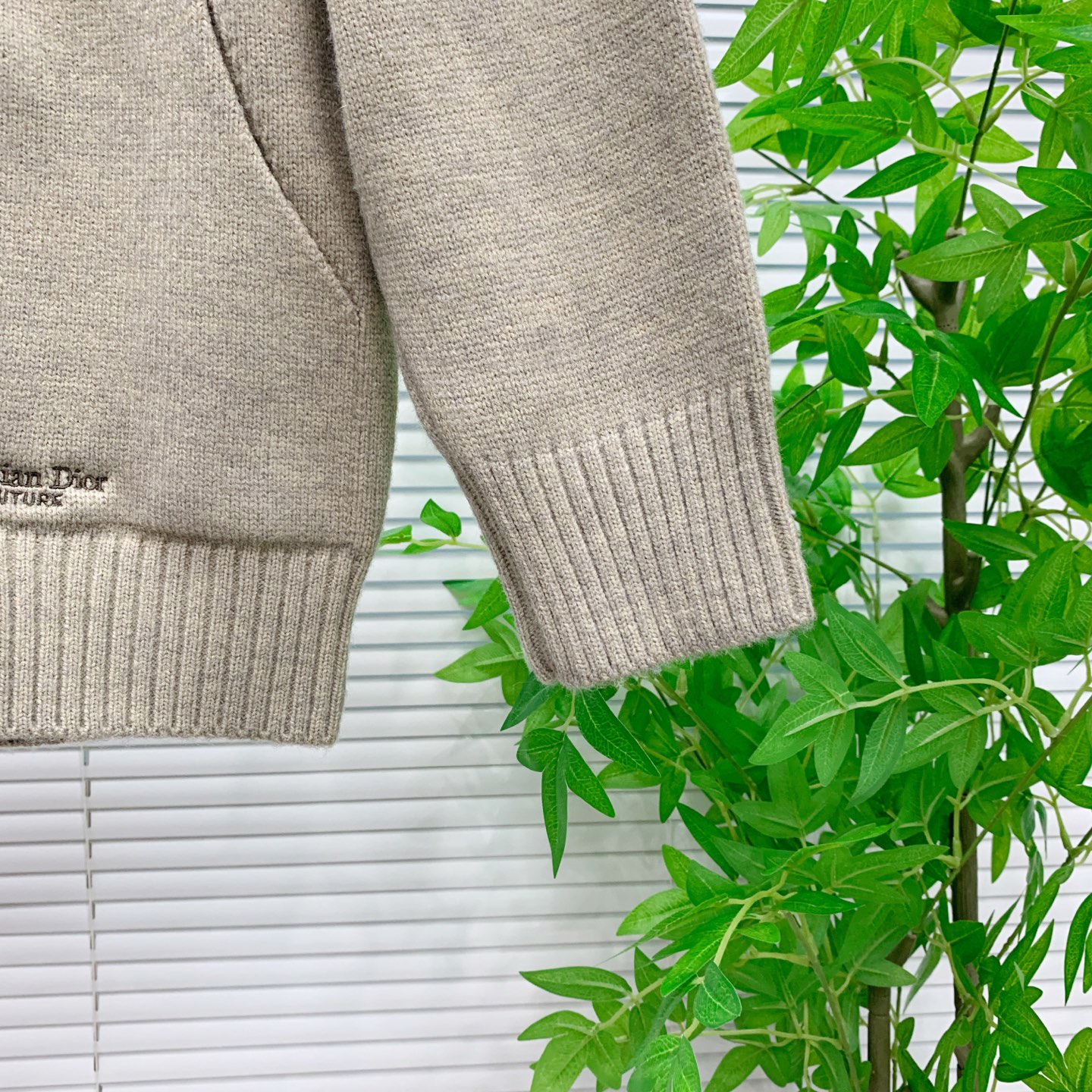 P迪奥2025【新品】秋冬新款针织羊毛开衫 高品质意大利进口羊毛混纺面料，高密度针织，时尚百搭毛衣，帅气