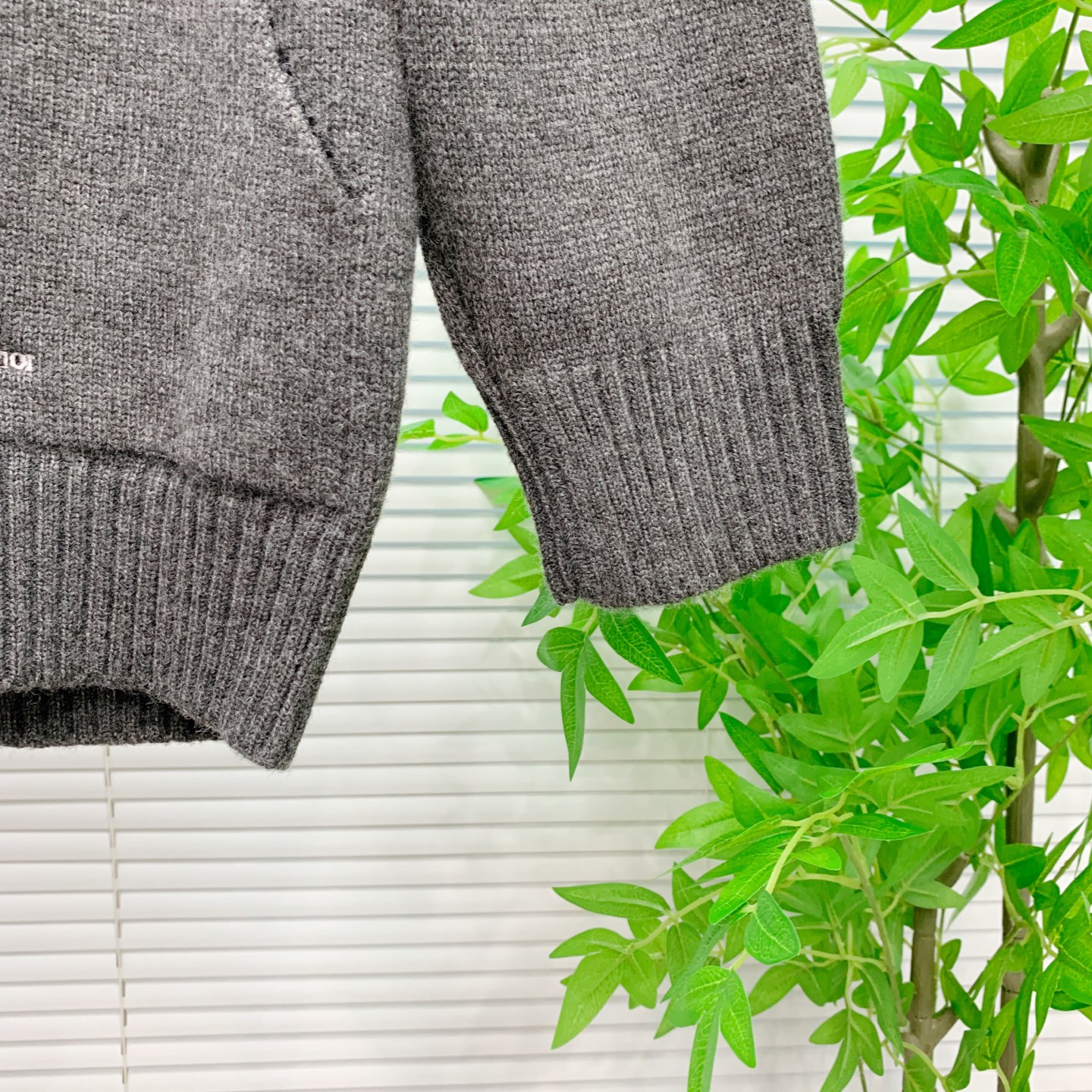 P迪奥2025【新品】秋冬新款针织羊毛开衫 高品质意大利进口羊毛混纺面料，高密度针织，时尚百搭毛衣，帅气