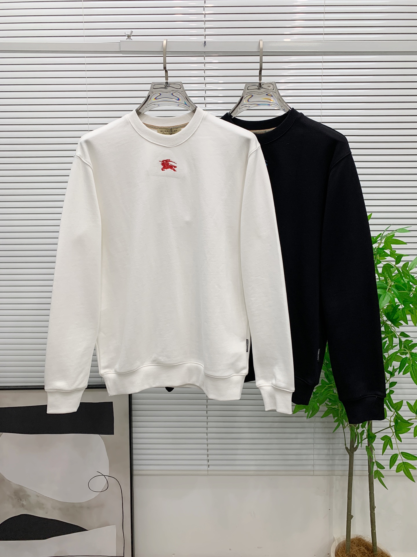 NO:653414,Burberry 25SS [New Product] The latest and top version of exquisitely crafted round-neck sweatshirt, top quality counter original pullover, top quality imported fabrics, counter quality heavy embroidery design, imported high-end custom fabrics, imported silk threads with first-class feel!  The same styles for men and women are on sale on the official website!  Three complete standards, size M-2XL, burberry, hoodie, sweatshirts, alexander wang19860909巴宝莉25SS【新品】最新最顶级版本精美工艺圆领卫衣,最顶级的品质专柜原单套头衫,顶级制作工艺进口面料,专柜品质重工刺绣设计,采用进口高端订制面料,进口丝线手感一流！男女同款官网在售！三标齐全 码数M-2XL,,burberry,hoodie,sweatshirts,alexander wang,Men's clothing