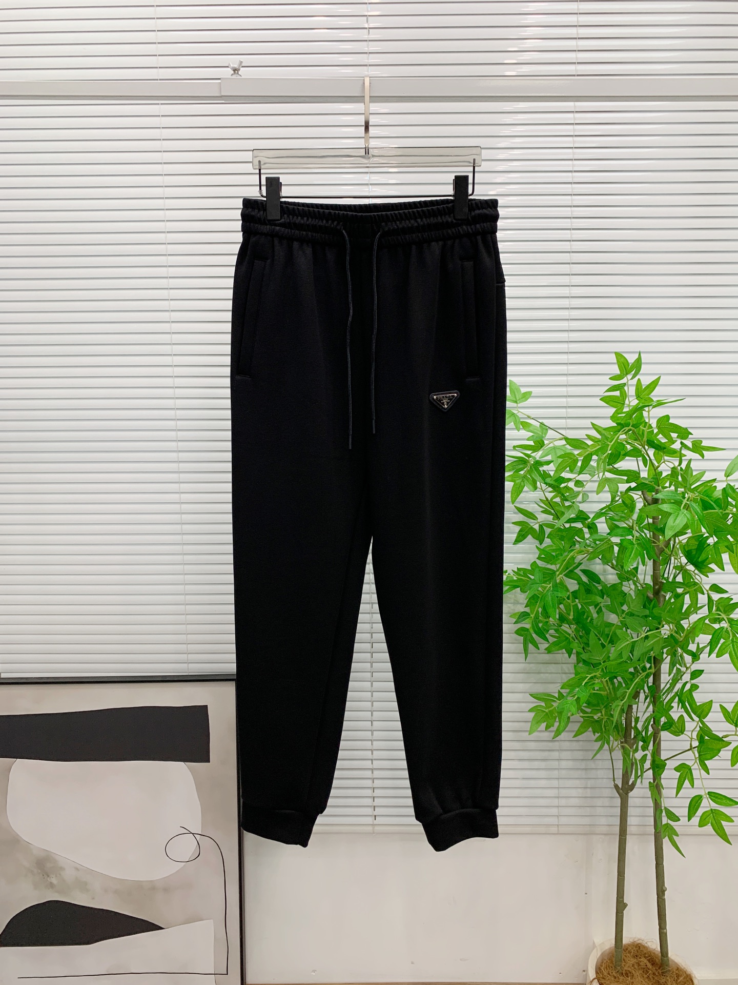 NO:650456,Prada fleece pants 2025 autumn and winter [new product] new casual pants and sweatpants, embroidered with the iconic brand logo on the pants, customized brand-engraved hardware accessories, highlighting the brand style, carefully crafted from imported fabrics, soft, comfortable and breathable, fashionable and casual items, versatile and good-looking. Sizes: M-3XL, prada, alexander wang19860909普拉达加绒裤2025秋冬【新品】新款休闲裤卫裤,裤身上刺绣标志性品牌标识,客供定制品牌刻印五金配件,彰显品牌格调,进口面料精心打造,柔软舒适透气,时尚休闲单品,百搭好看.尺码:M-3XL,,prada,alexander wang,Men's clothing