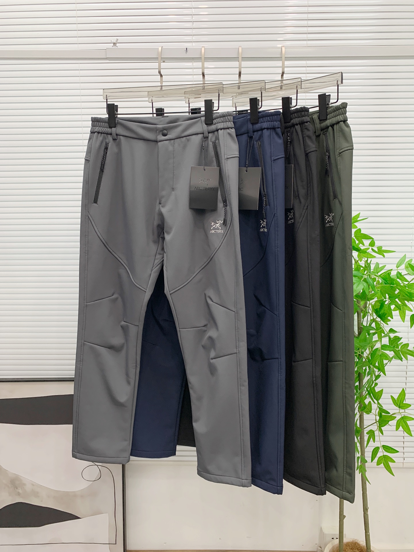NO:650462,Arc'teryx fleece pants 2025 autumn and winter [new product] new casual pants and sweatpants, embroidered with the iconic brand logo on the pants, customized brand-engraved hardware accessories, highlighting the brand style, carefully crafted from imported fabrics, soft, comfortable and breathable, fashionable and casual items, versatile and good-looking. Sizes: M-3XL, arc'teryx, alexander wang19860909始祖鸟加绒裤2025秋冬【新品】新款休闲裤卫裤,裤身上刺绣标志性品牌标识,客供定制品牌刻印五金配件,彰显品牌格调,进口面料精心打造,柔软舒适透气,时尚休闲单品,百搭好看.尺码:M-3XL,arc'teryx,alexander wang,Men's clothing