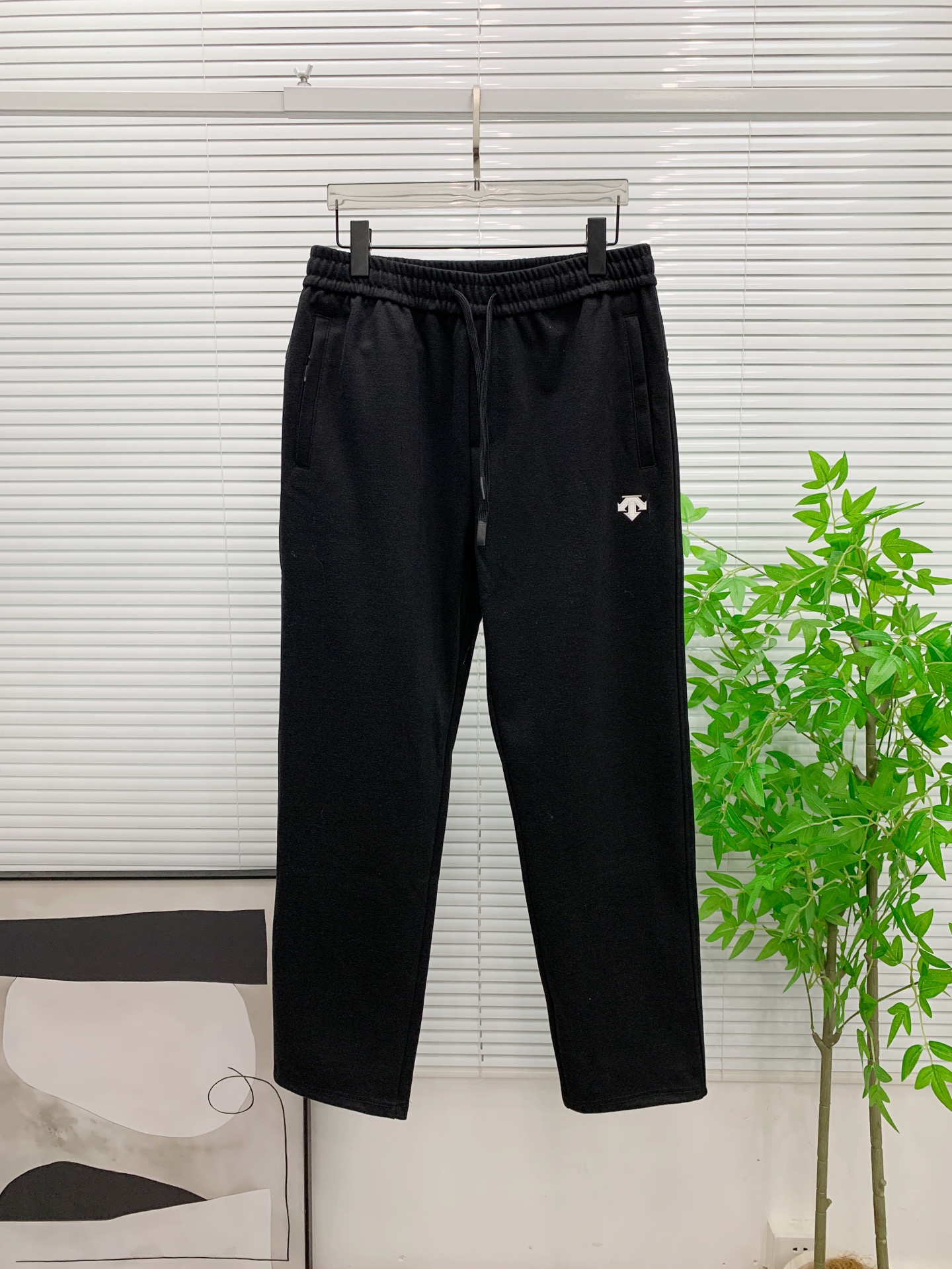 NO:650449,Descente fleece pants 2025 autumn and winter [new product] new casual pants and sweatpants, with iconic brand logo embroidered on the pants, customized brand-engraved hardware accessories, highlighting the brand style, carefully crafted from imported fabrics, soft, comfortable and breathable, fashionable and casual items, versatile and good-looking. Size: M-3XL,, alexander wang19860909迪桑特加绒裤2025秋冬【新品】新款休闲裤卫裤,裤身上刺绣标志性品牌标识,客供定制品牌刻印五金配件,彰显品牌格调,进口面料精心打造,柔软舒适透气,时尚休闲单品,百搭好看.尺码:M-3XL,,alexander wang,Men's clothing
